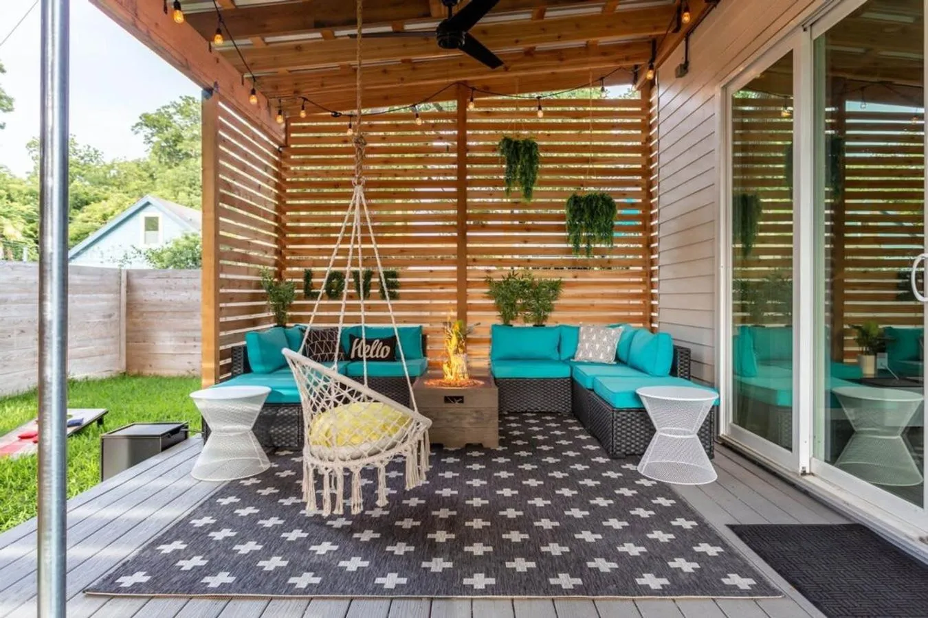 Patio in King Kasa 6BR Retreat - 6 walk min to Rainey St