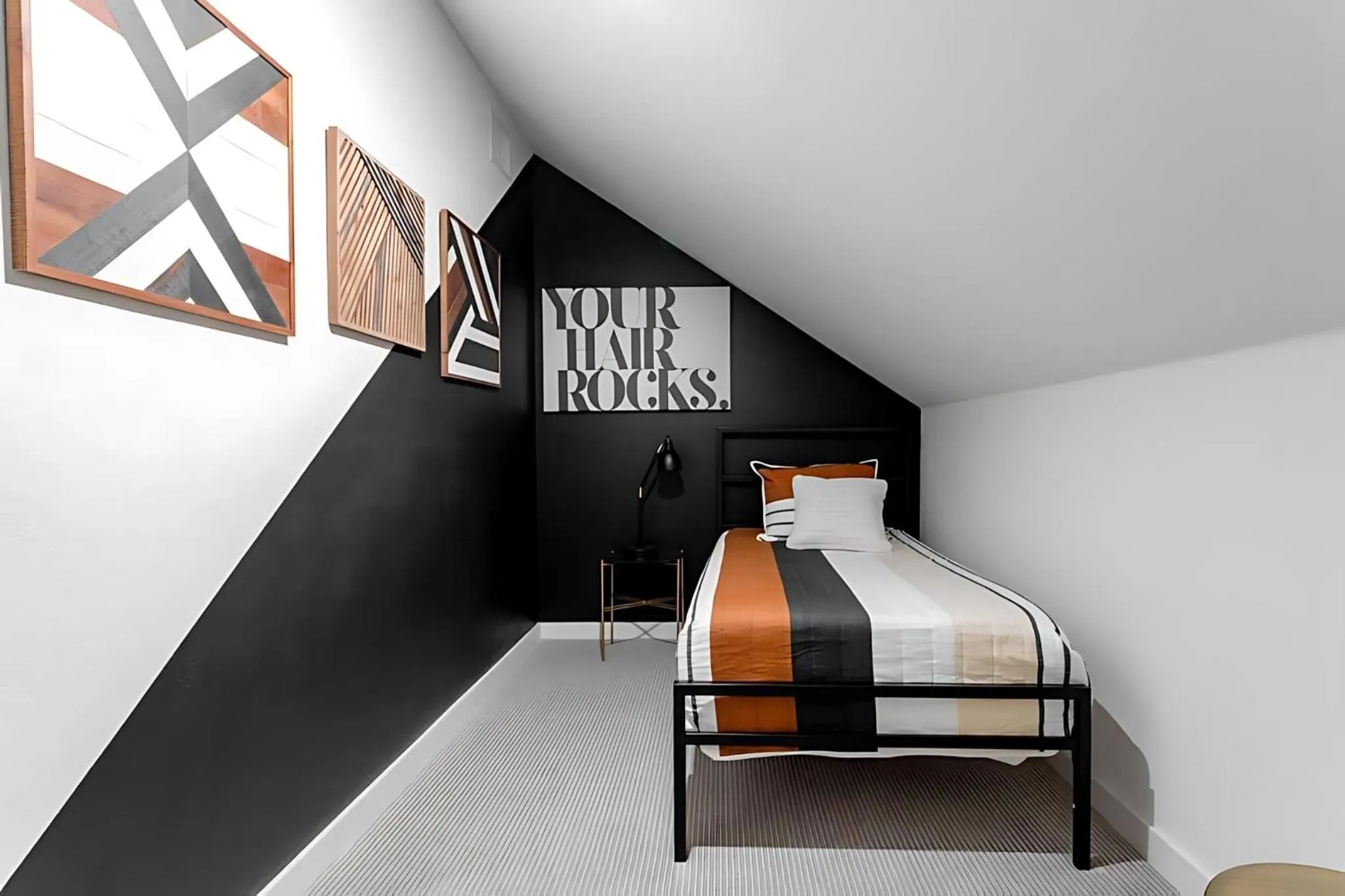 Bed in King Kasa 6BR Retreat - 6 walk min to Rainey St