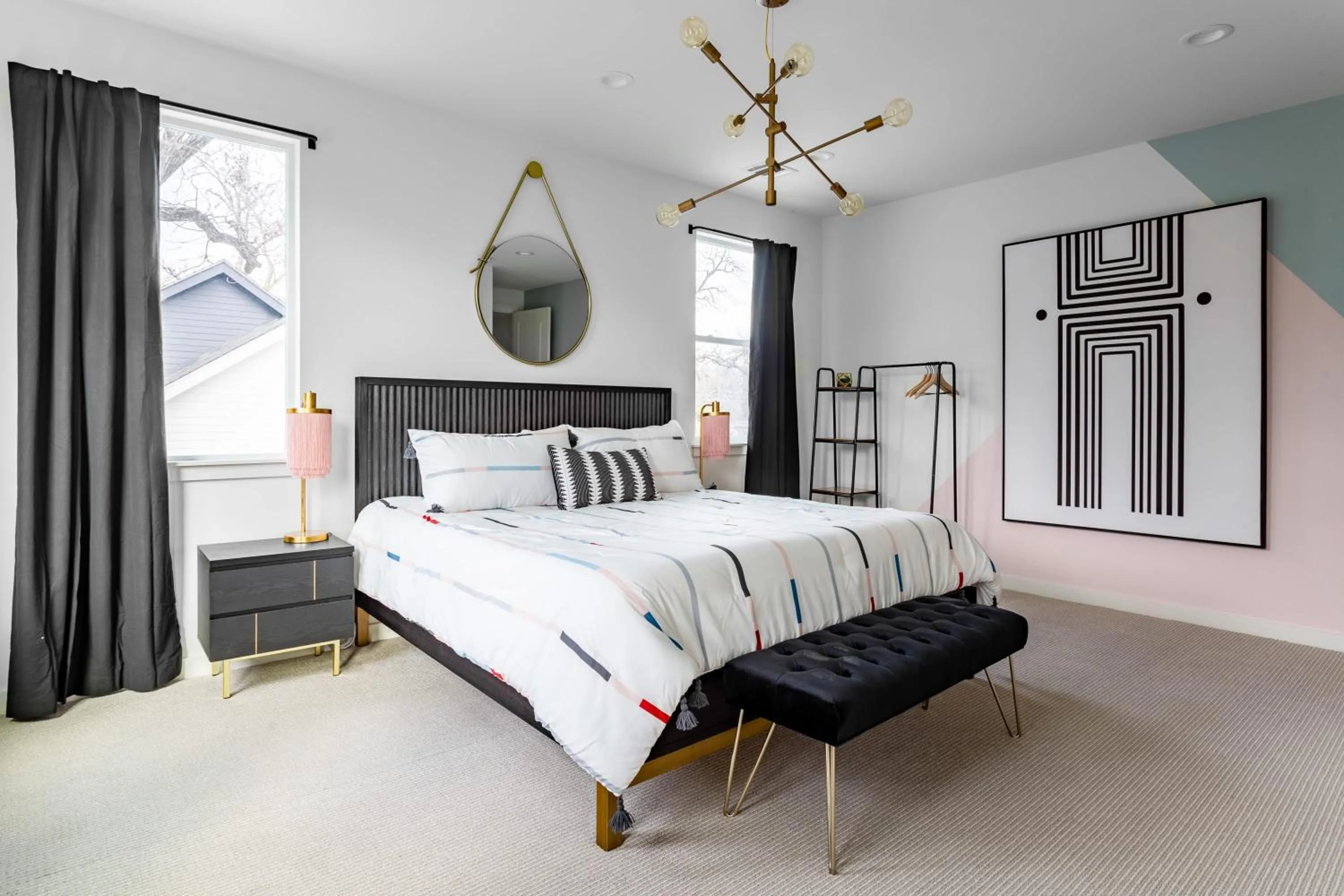 Bed in Insa Worthy Two-Home Retreat - Fire Pit, Hot Tub