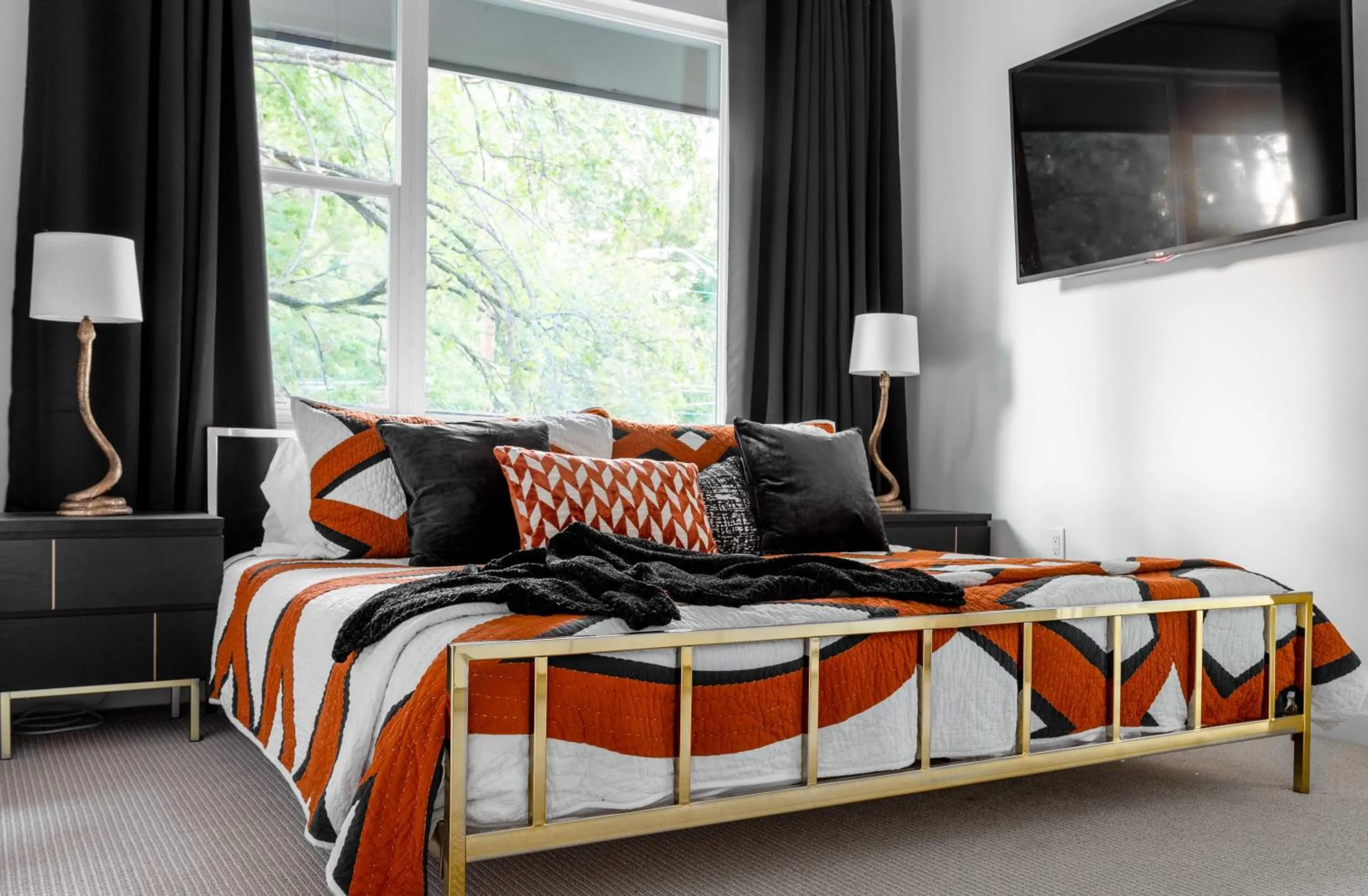 Bed in Insa Worthy Two-Home Retreat - Fire Pit, Hot Tub