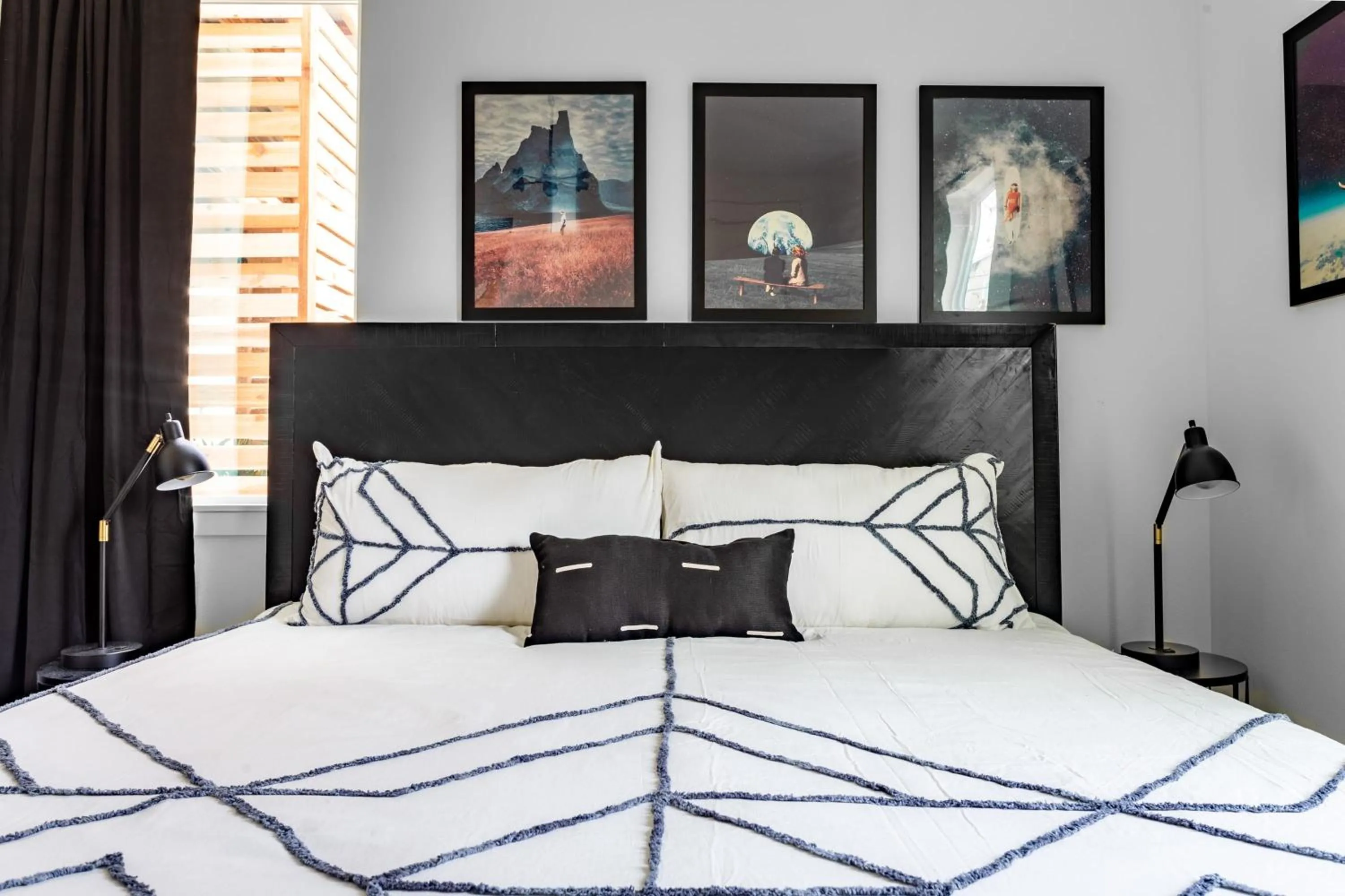 Bed in Insa Worthy Two-Home Retreat - Fire Pit, Hot Tub