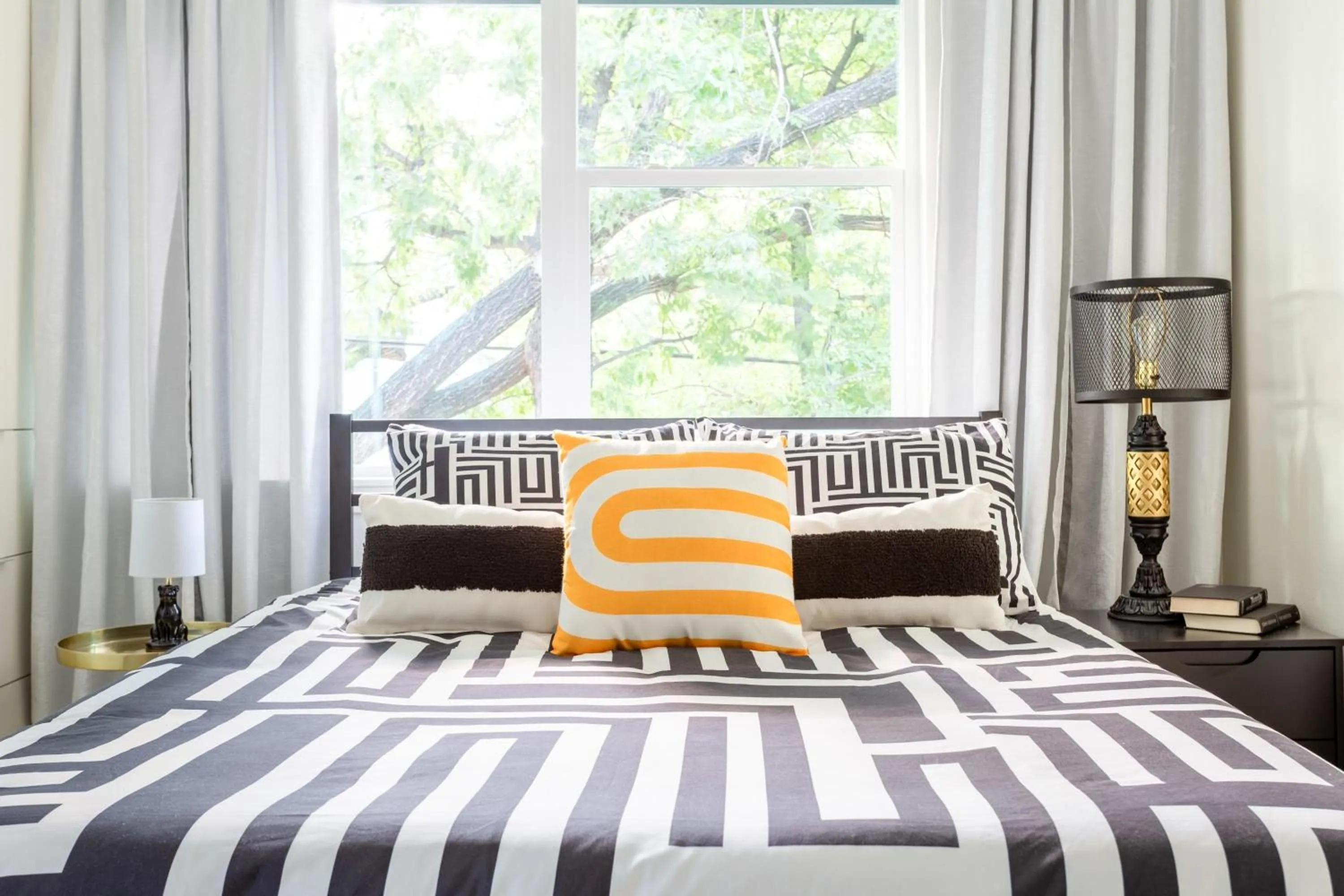 Bed in Insa Worthy Two-Home Retreat - Fire Pit, Hot Tub