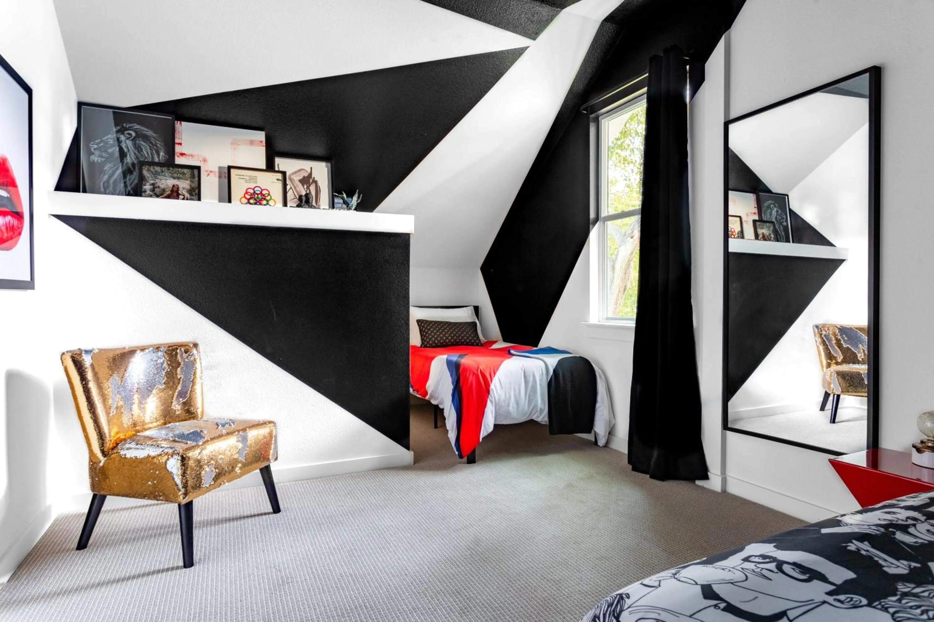 Bed in Insa Worthy Two-Home Retreat - Fire Pit, Hot Tub