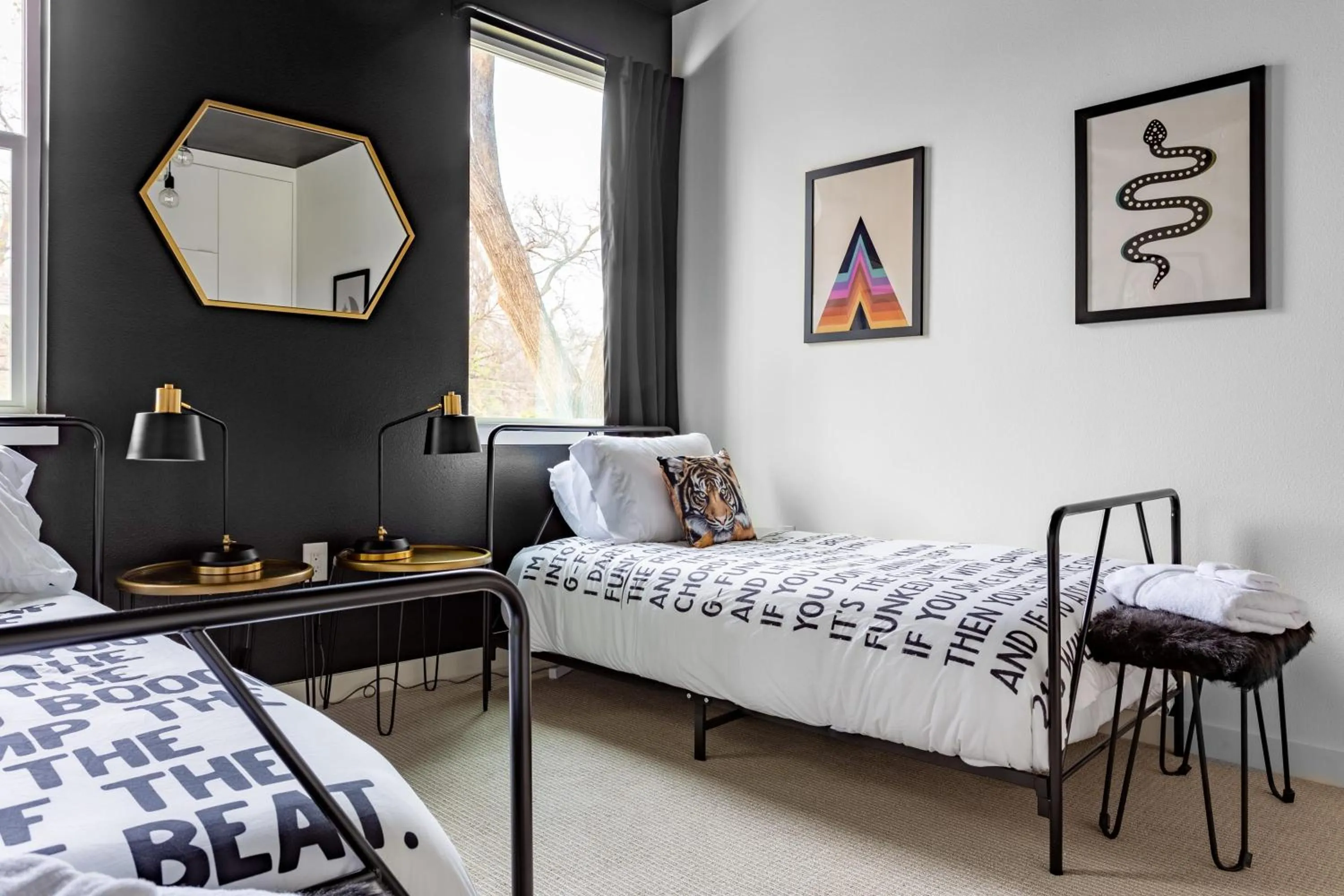 Bed in Insa Worthy Two-Home Retreat - Fire Pit, Hot Tub