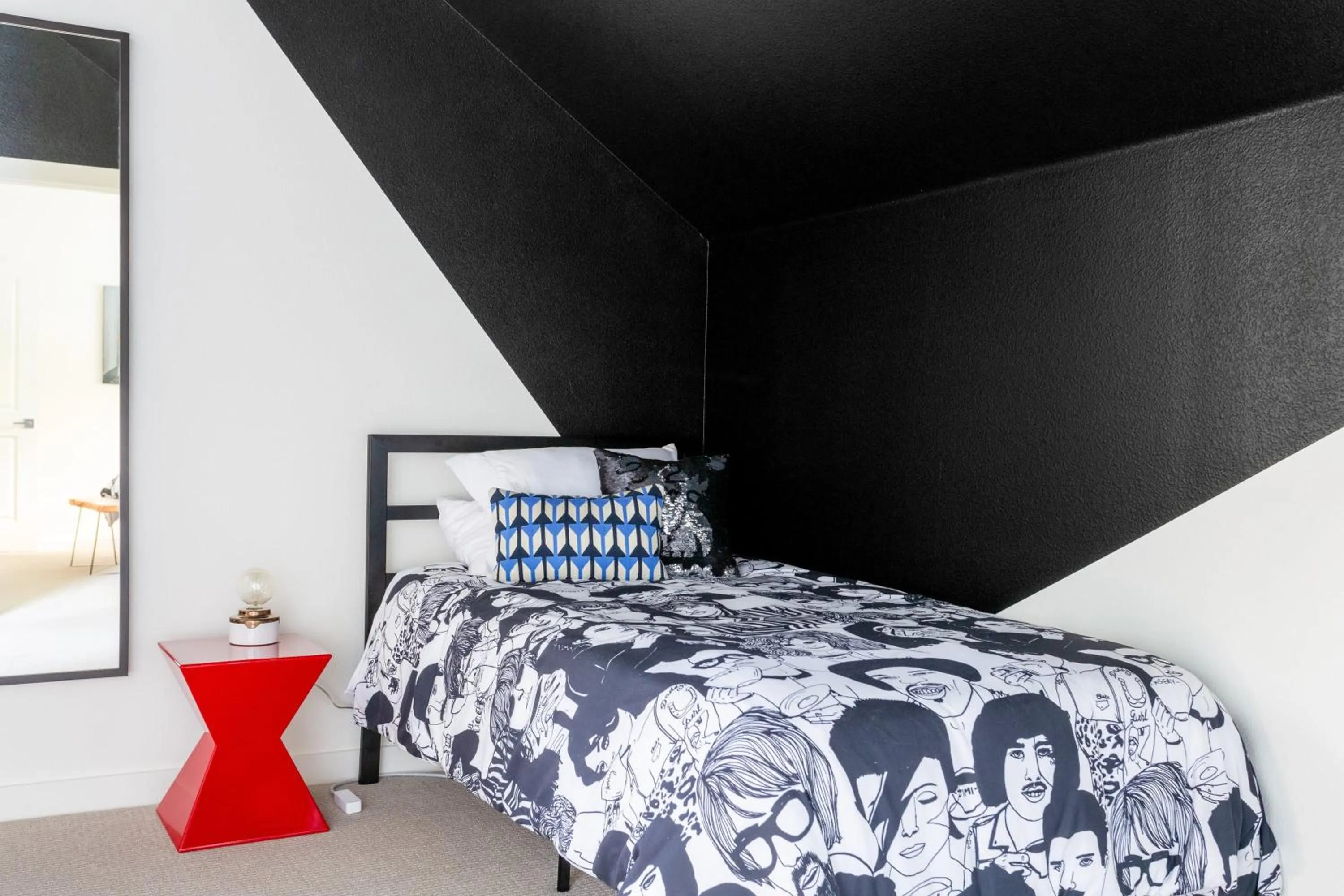 Bed in Insa Worthy Two-Home Retreat - Fire Pit, Hot Tub