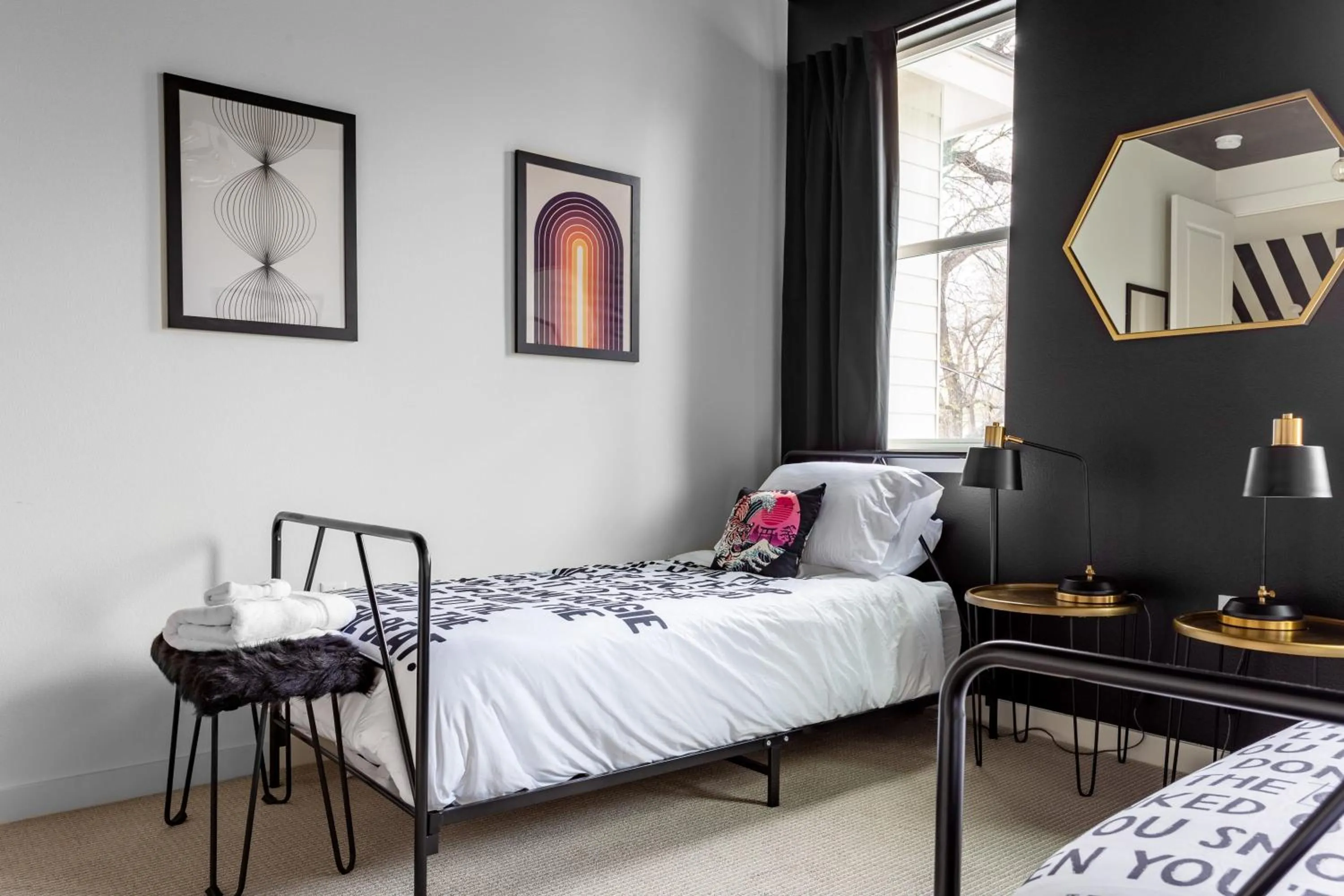 Bed in Insa Worthy Two-Home Retreat - Fire Pit, Hot Tub