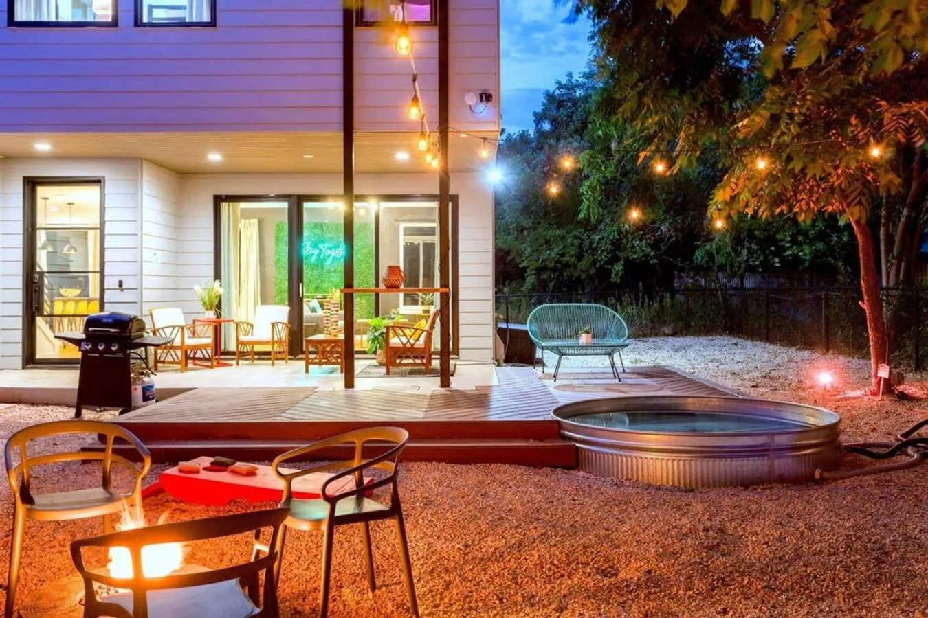 Night in Massive 10BR Compound - 6 Min to Downtown Austin