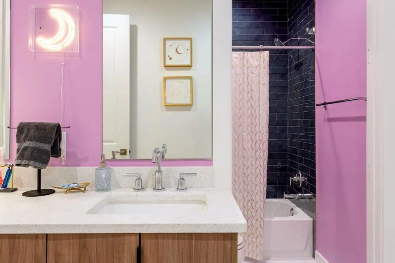 Shower in Massive 10BR Compound - 6 Min to Downtown Austin