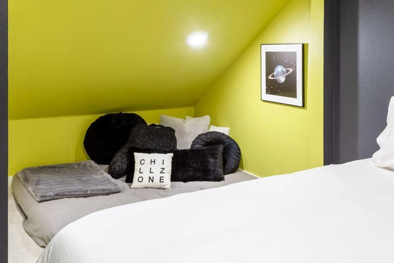 Bed in Massive 10BR Compound - 6 Min to Downtown Austin