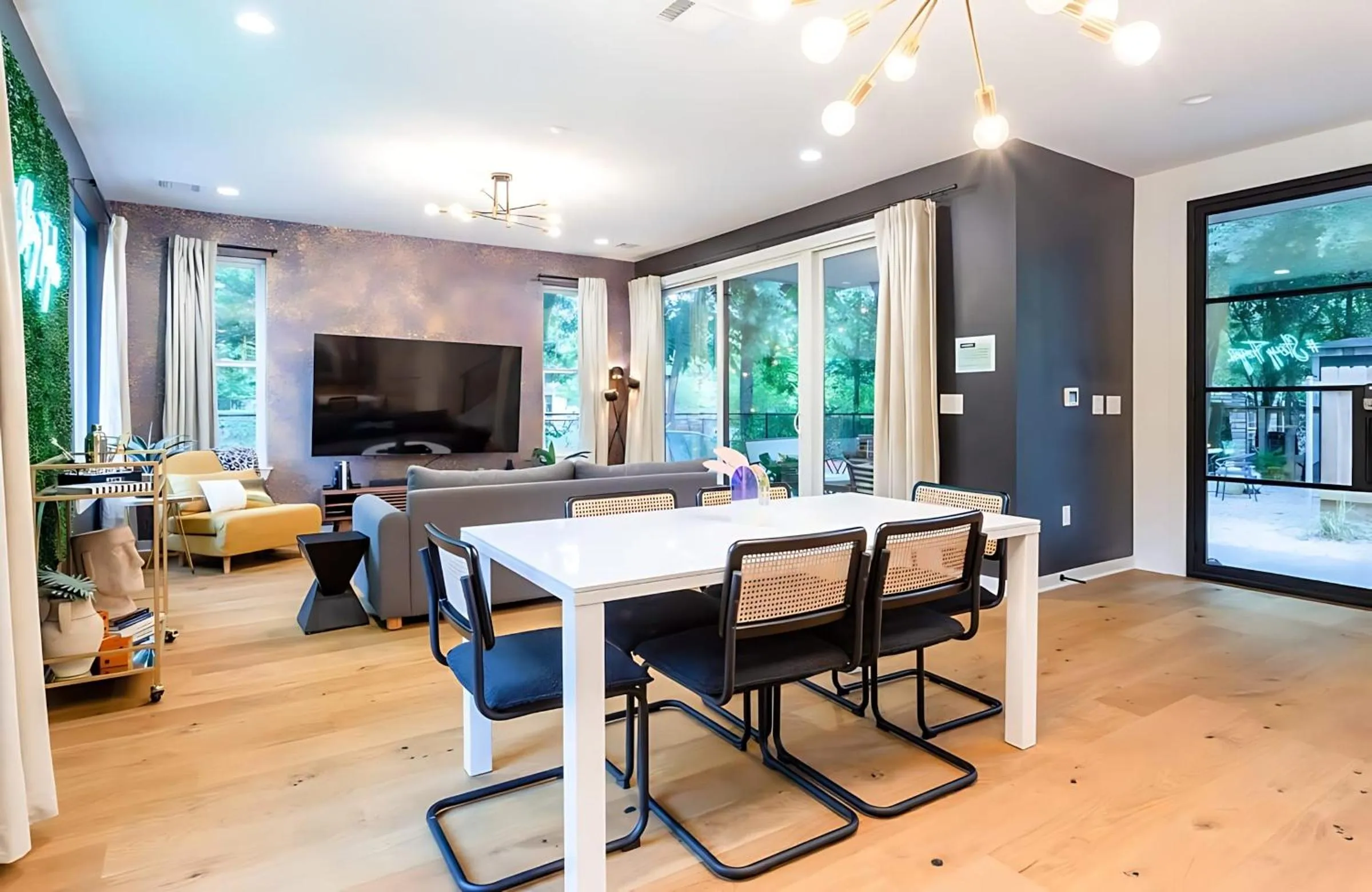 TV and multimedia in Massive 10BR Compound - 6 Min to Downtown Austin