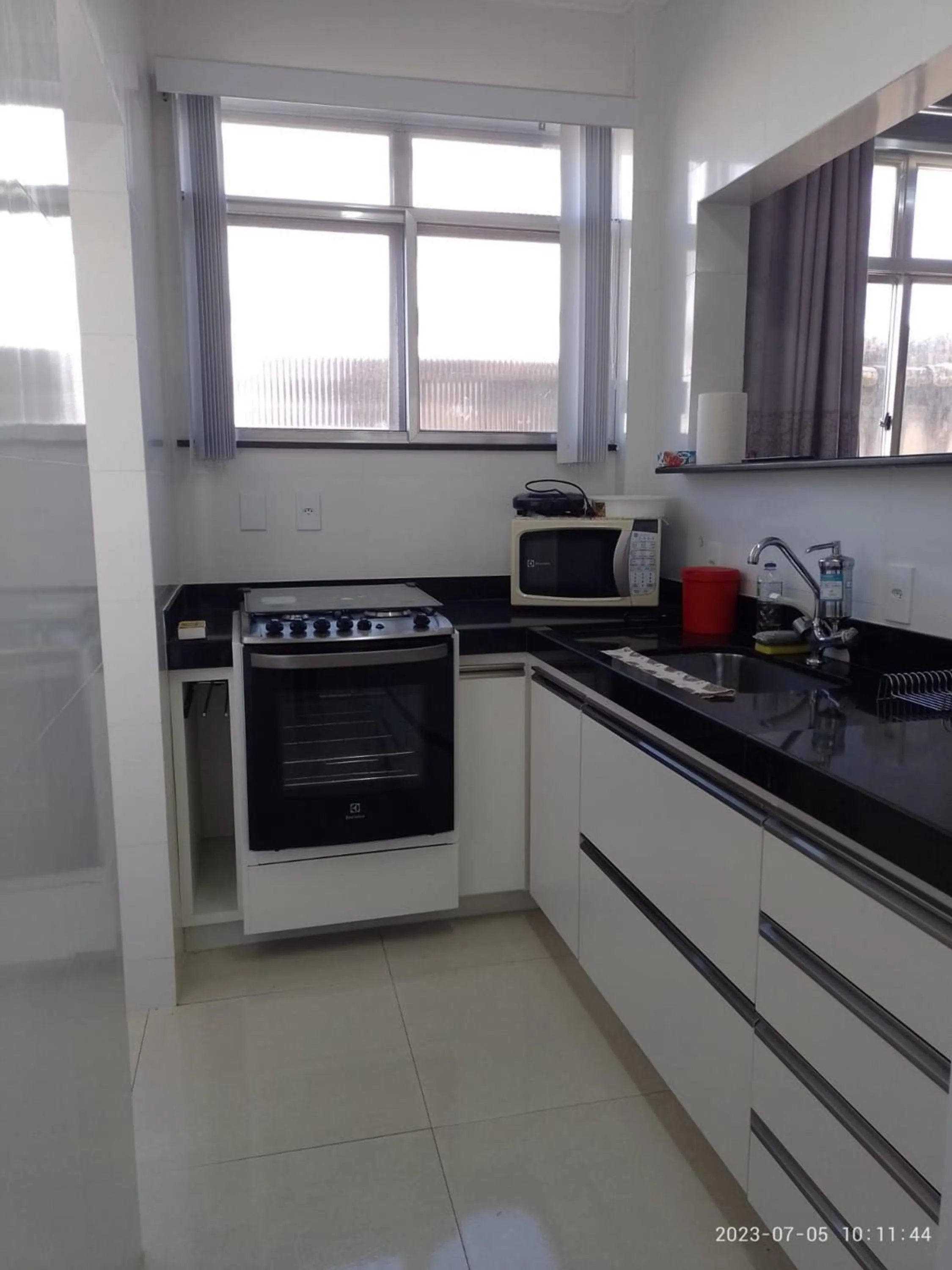 Kitchen or kitchenette in FORT BEACH, Conheça CABO FRIO em 3 dias a pé e carro no estacionamento