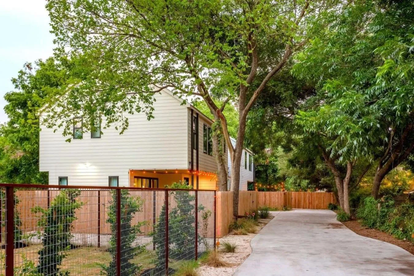 Garden view in Eastside House Supreme Downtown 6 Min Drive