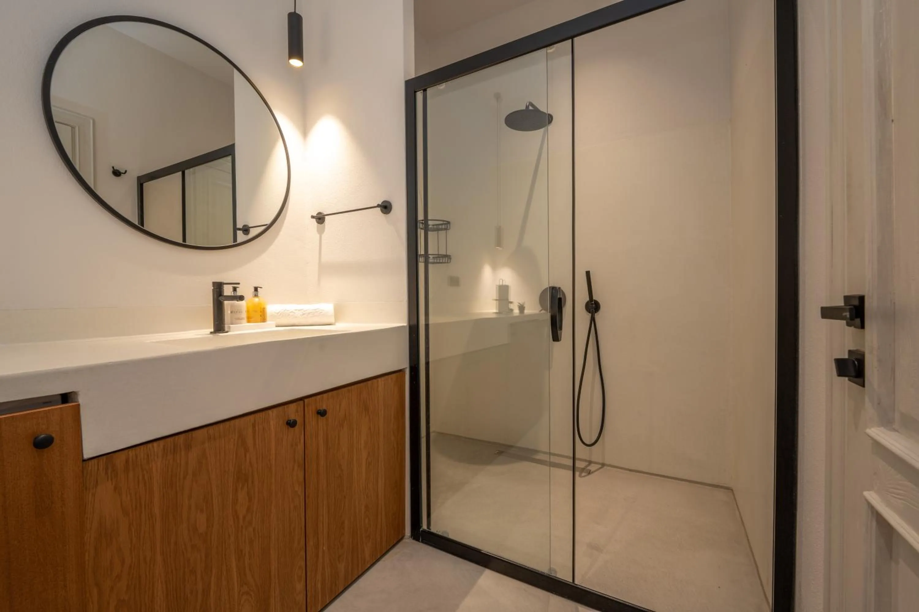 Shower in Gizz Suites