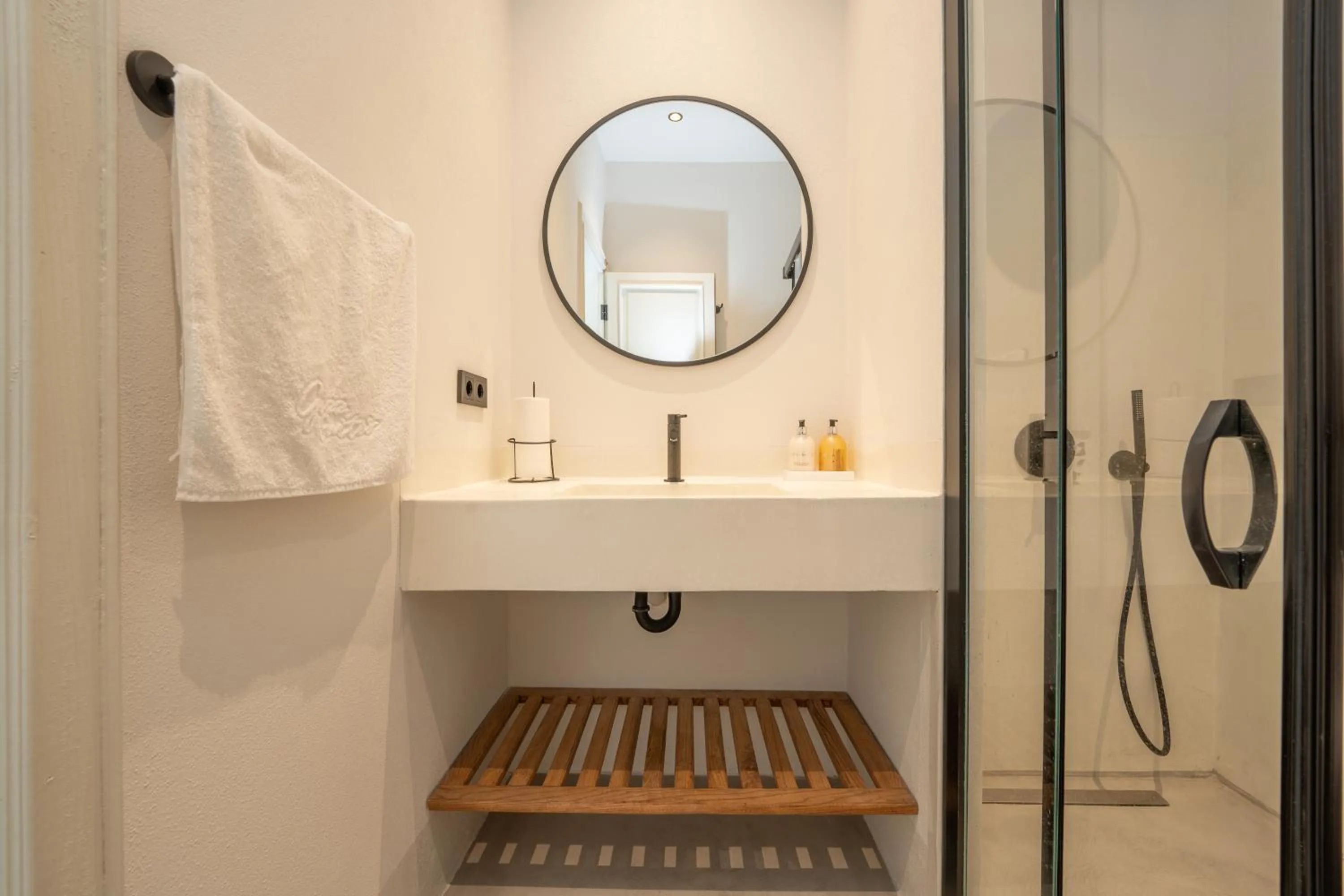 Shower in Gizz Suites