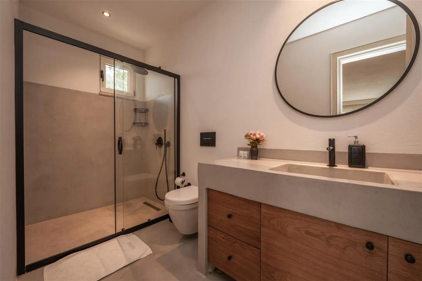 Shower in Gizz Suites City