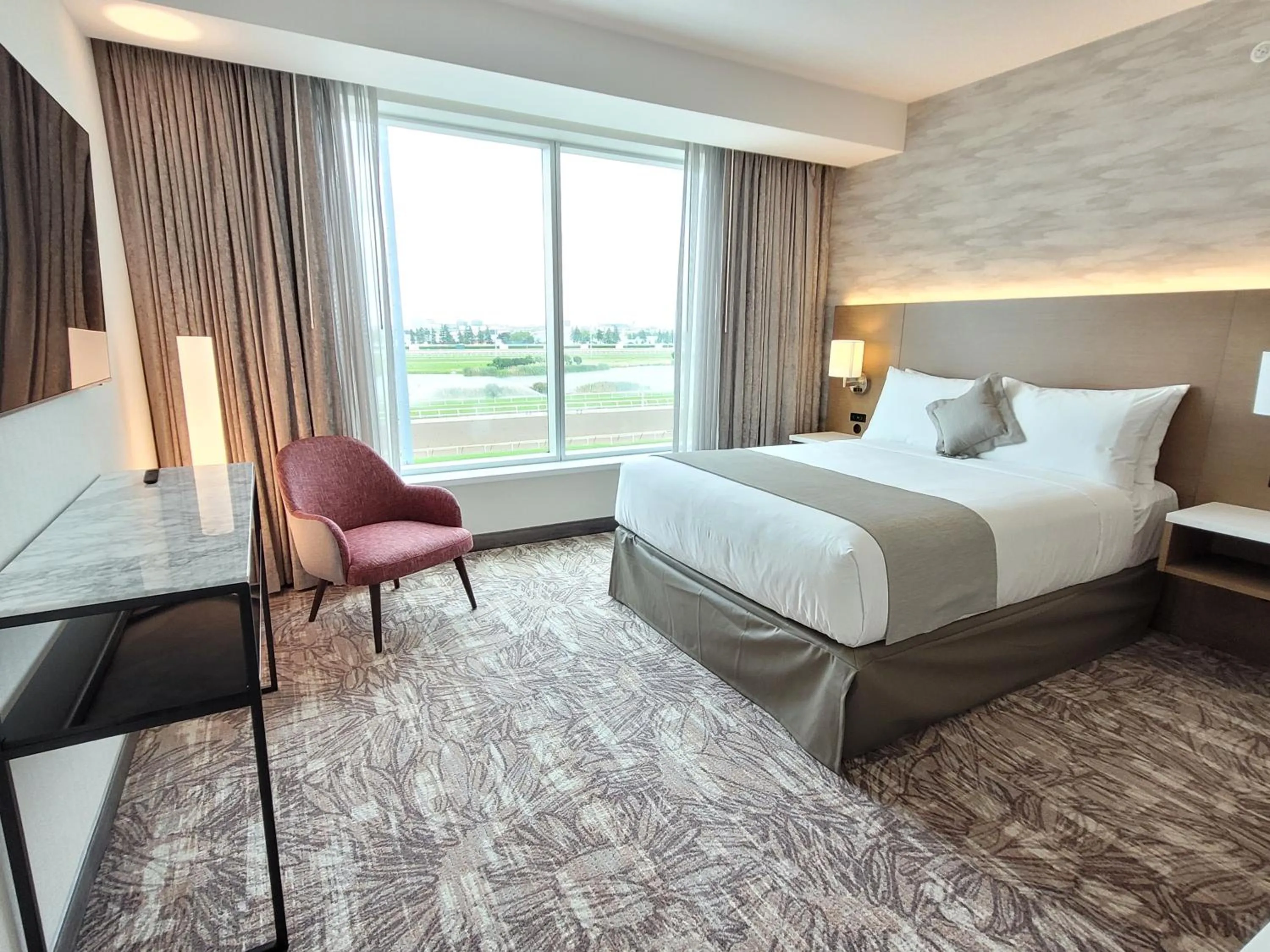 Bedroom, Bed in Great Canadian Casino Resort Toronto