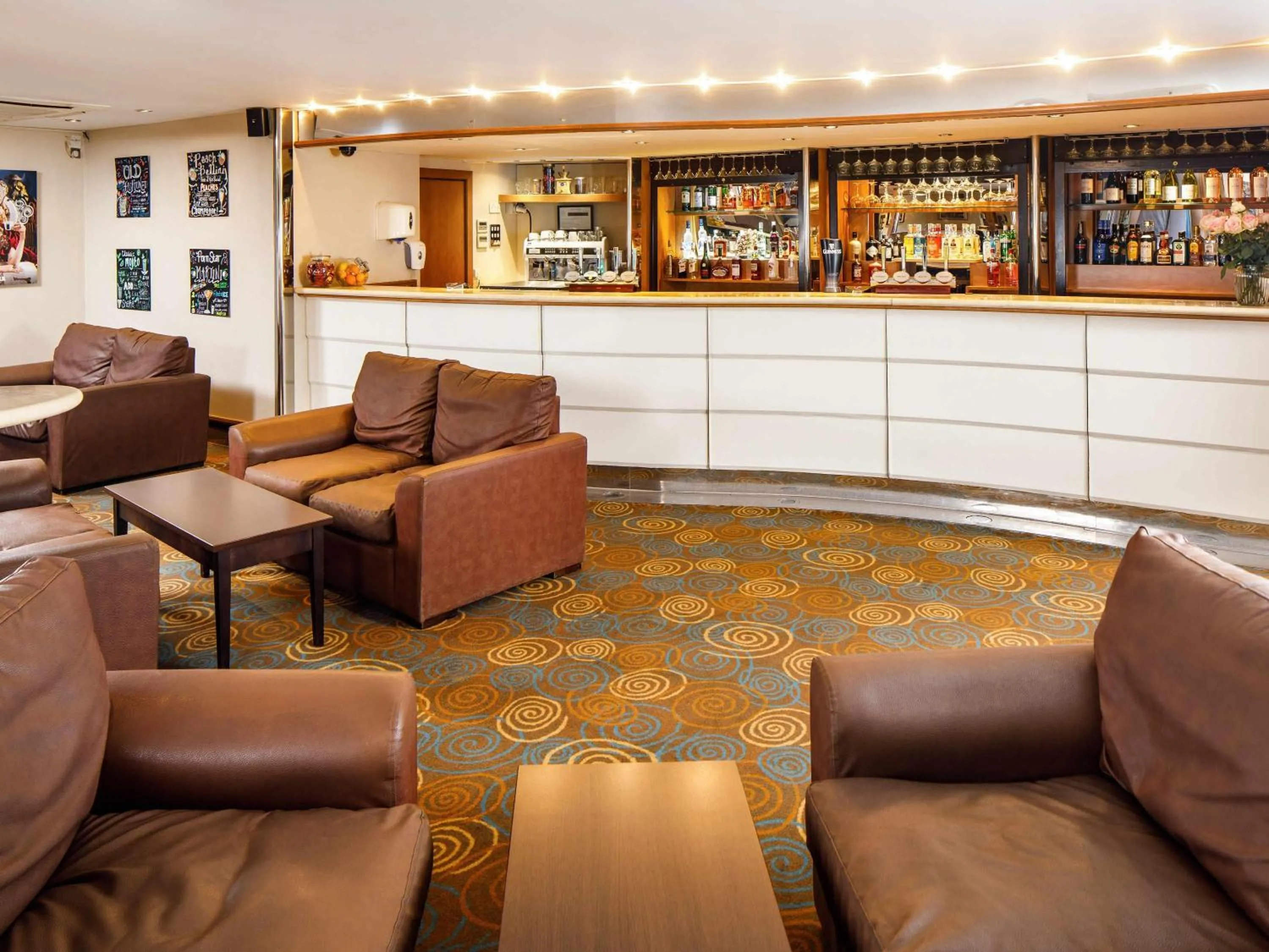 Lounge or bar in Mercure Hull Grange Park Hotel
