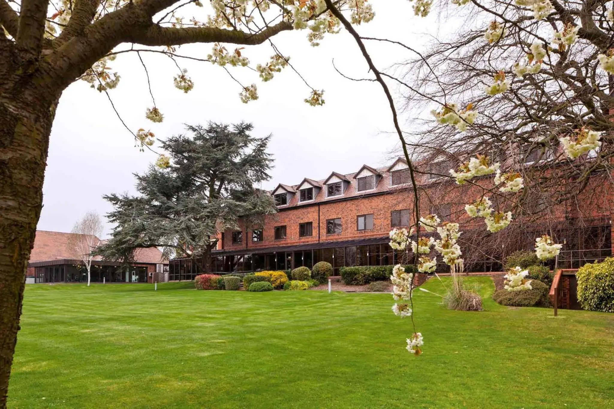 Property building in Mercure Hull Grange Park Hotel
