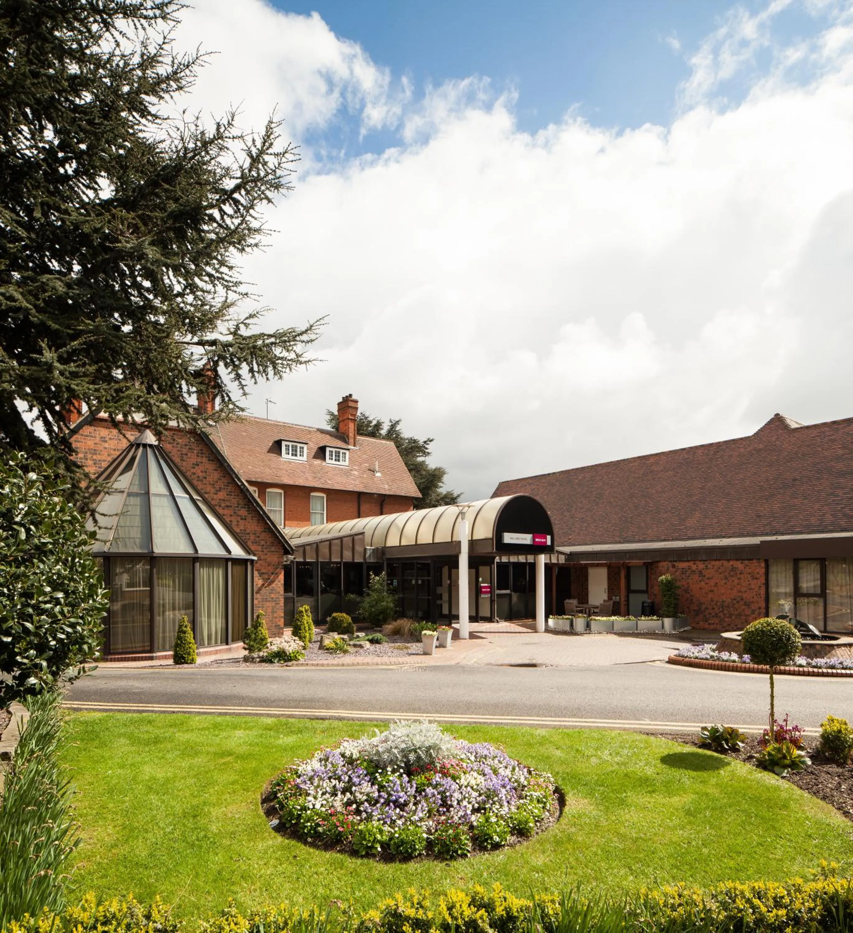Facade/entrance in Mercure Hull Grange Park Hotel