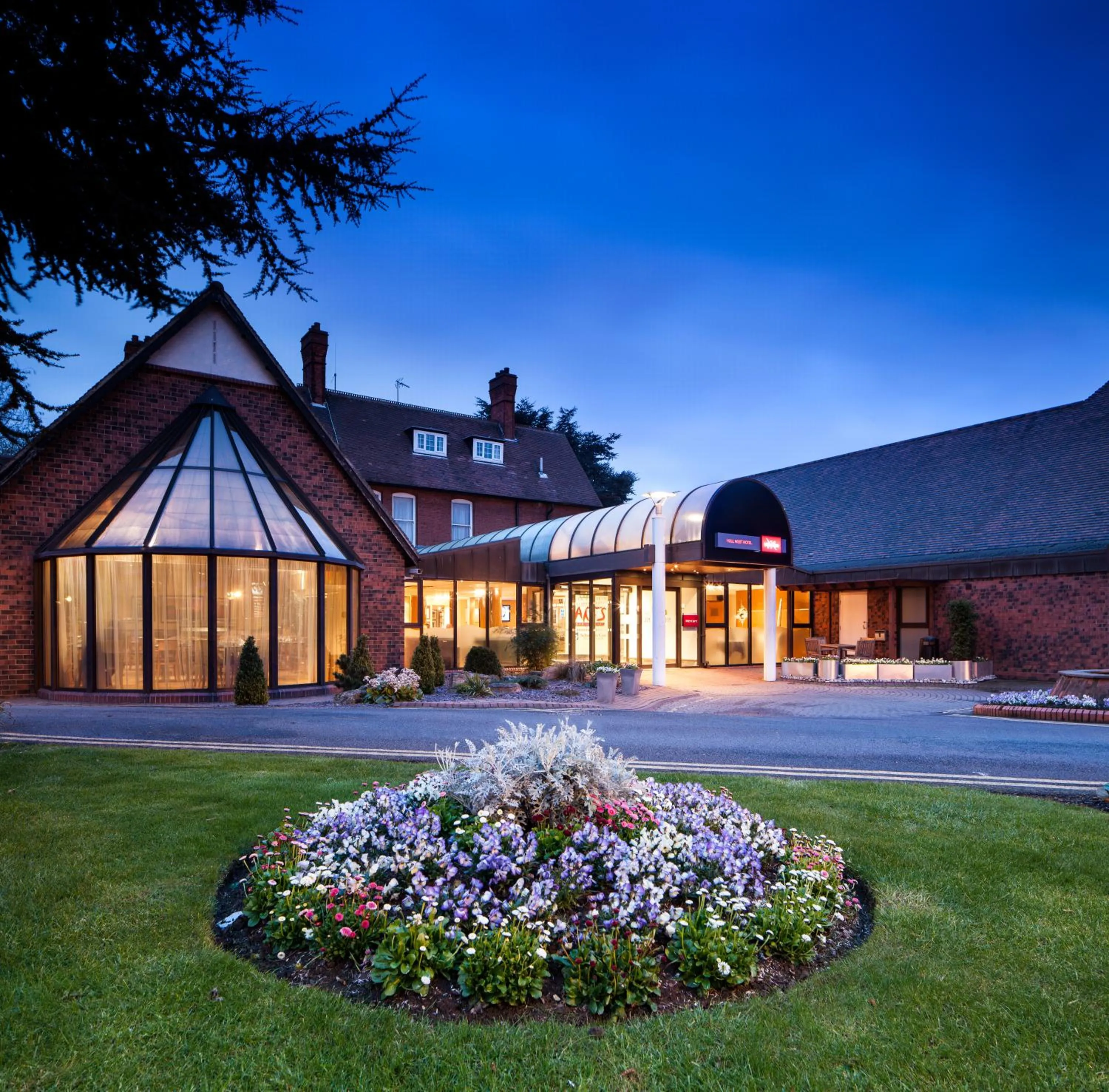 Facade/entrance in Mercure Hull Grange Park Hotel