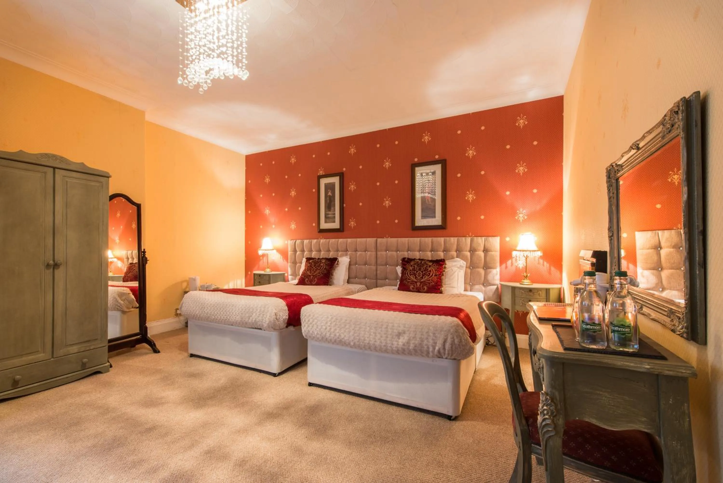 Photo of the whole room, Bed in Maenan Abbey Hotel