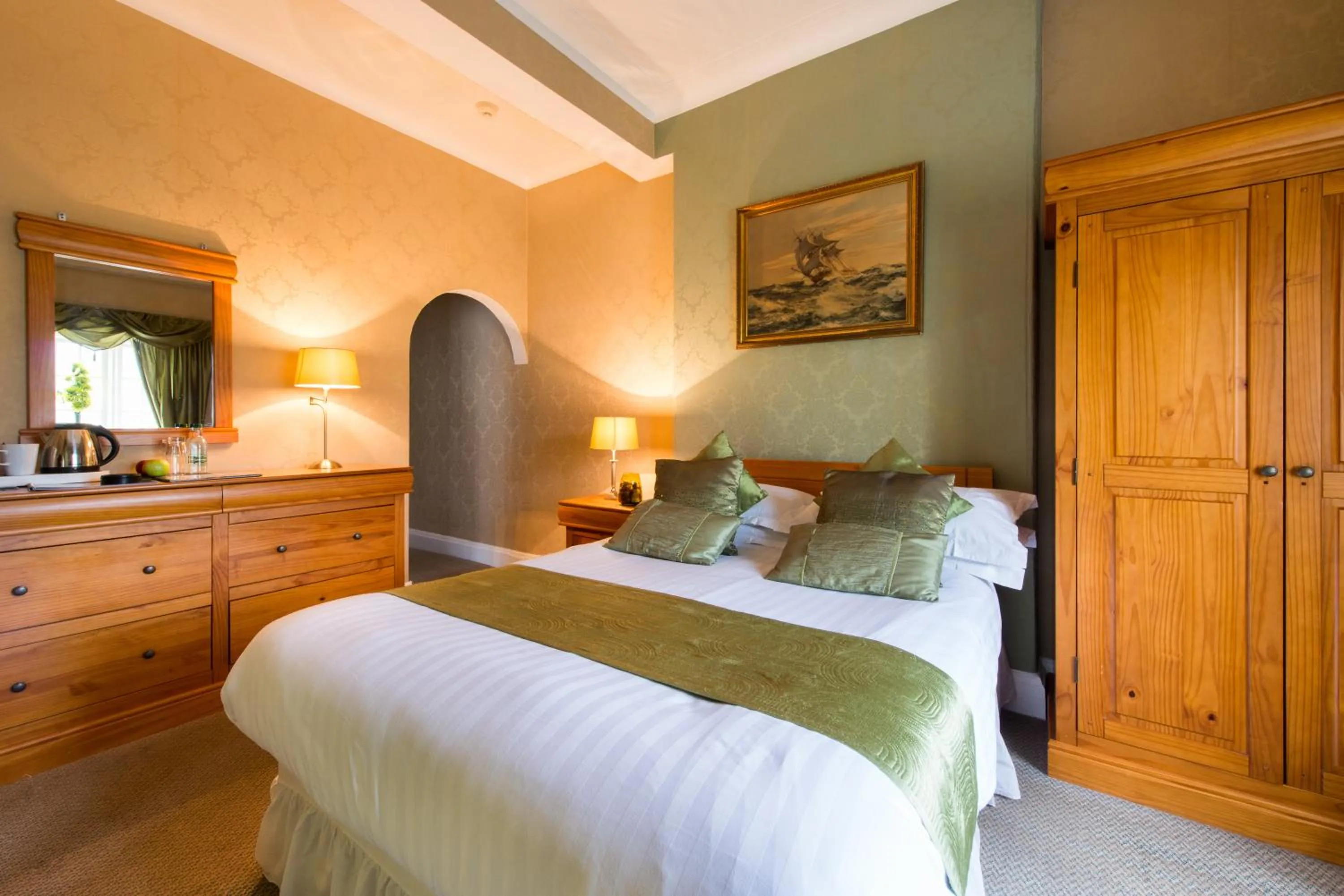 Photo of the whole room, Bed in Maenan Abbey Hotel