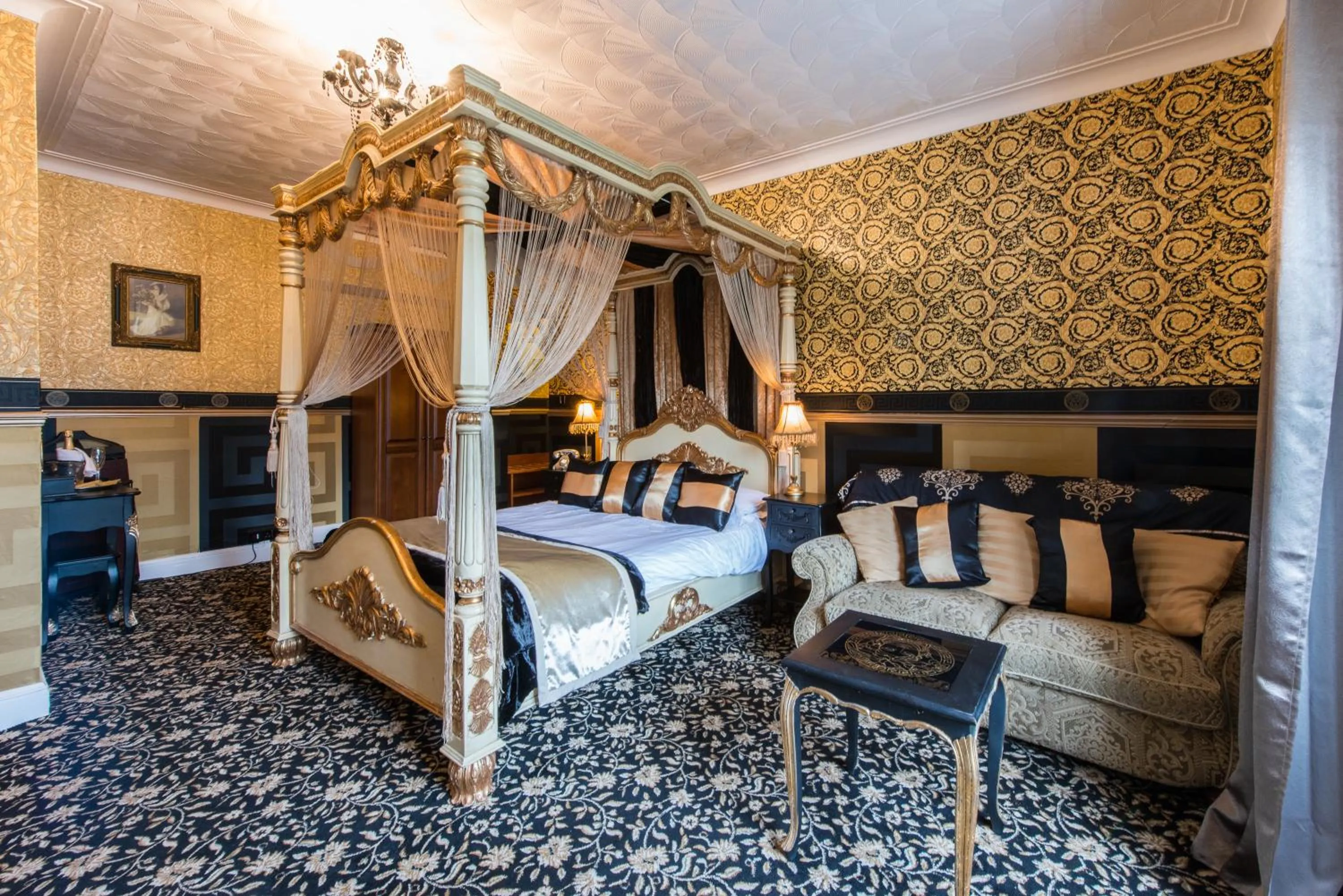 Photo of the whole room, Bed in Maenan Abbey Hotel