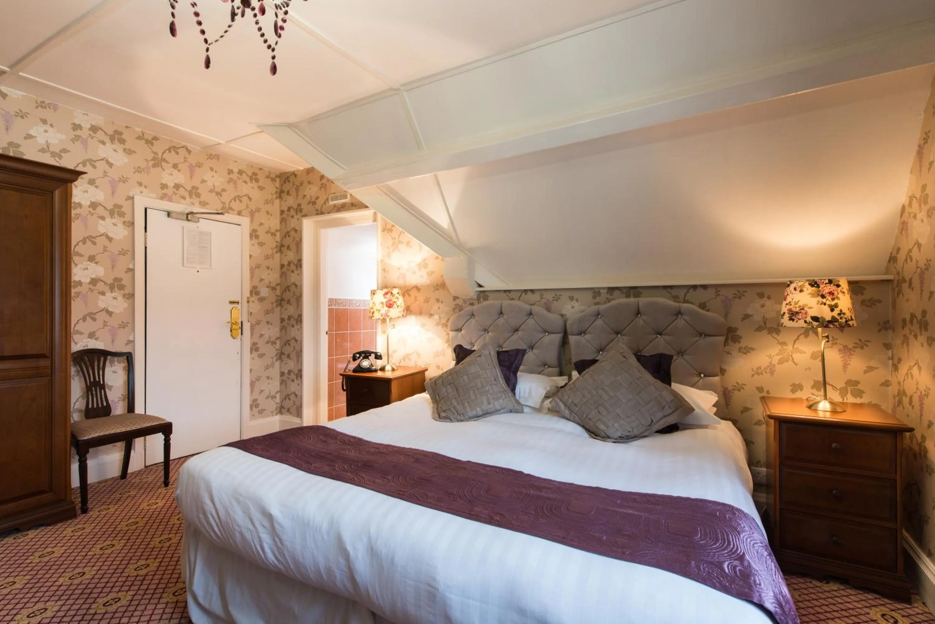 Photo of the whole room, Bed in Maenan Abbey Hotel