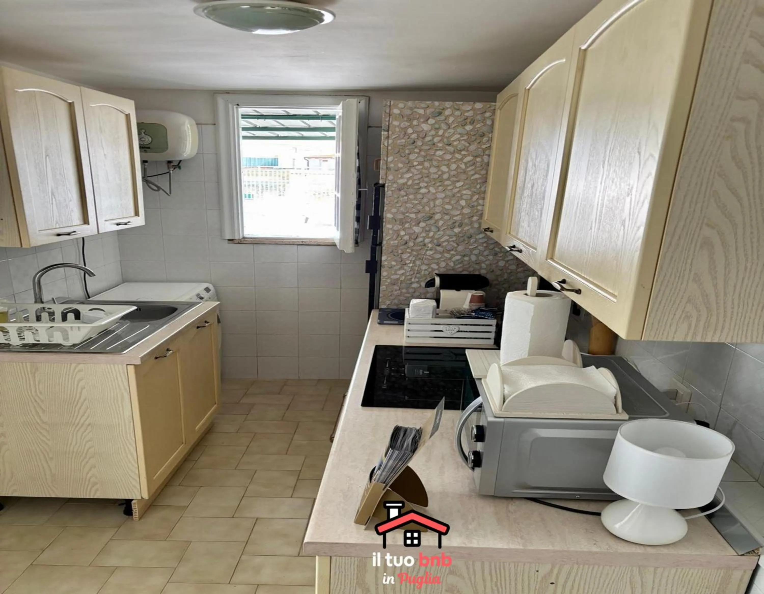 Kitchen or kitchenette in Casa Bianca bnb,Big Terrace,10 min Airport Beaches