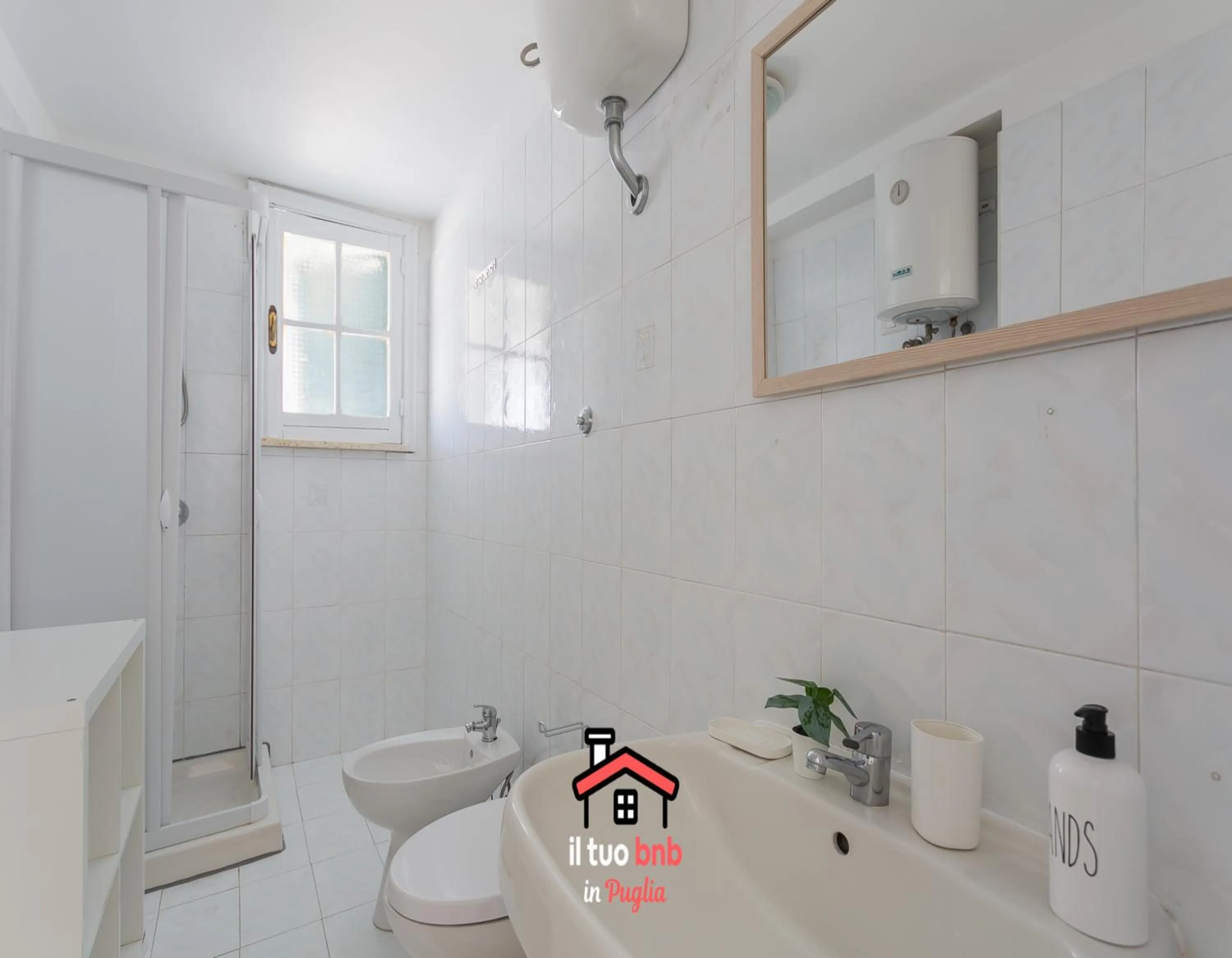 Shower in Casa Bianca bnb,Big Terrace,10 min Airport Beaches