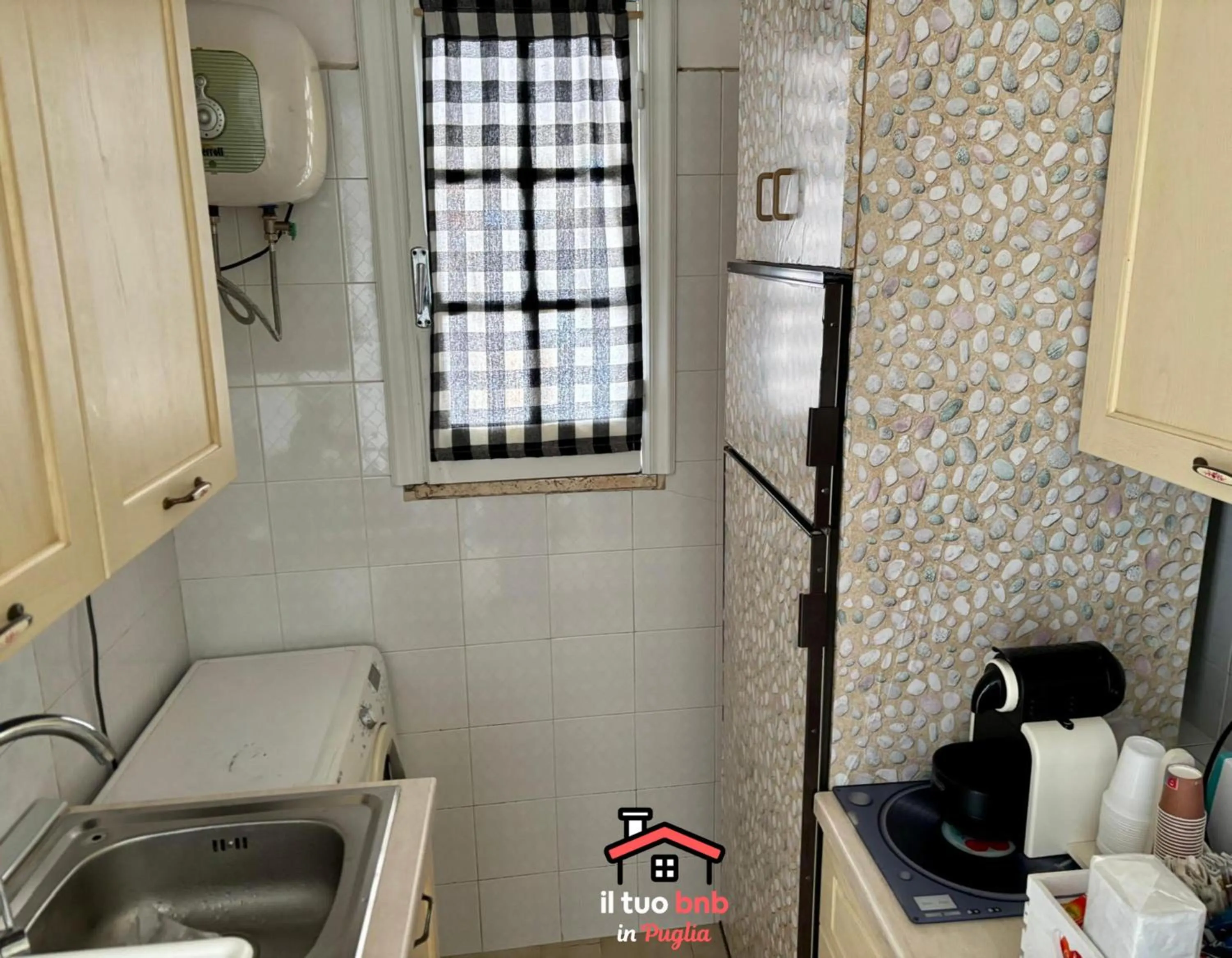 Kitchen or kitchenette in Casa Bianca bnb,Big Terrace,10 min Airport Beaches