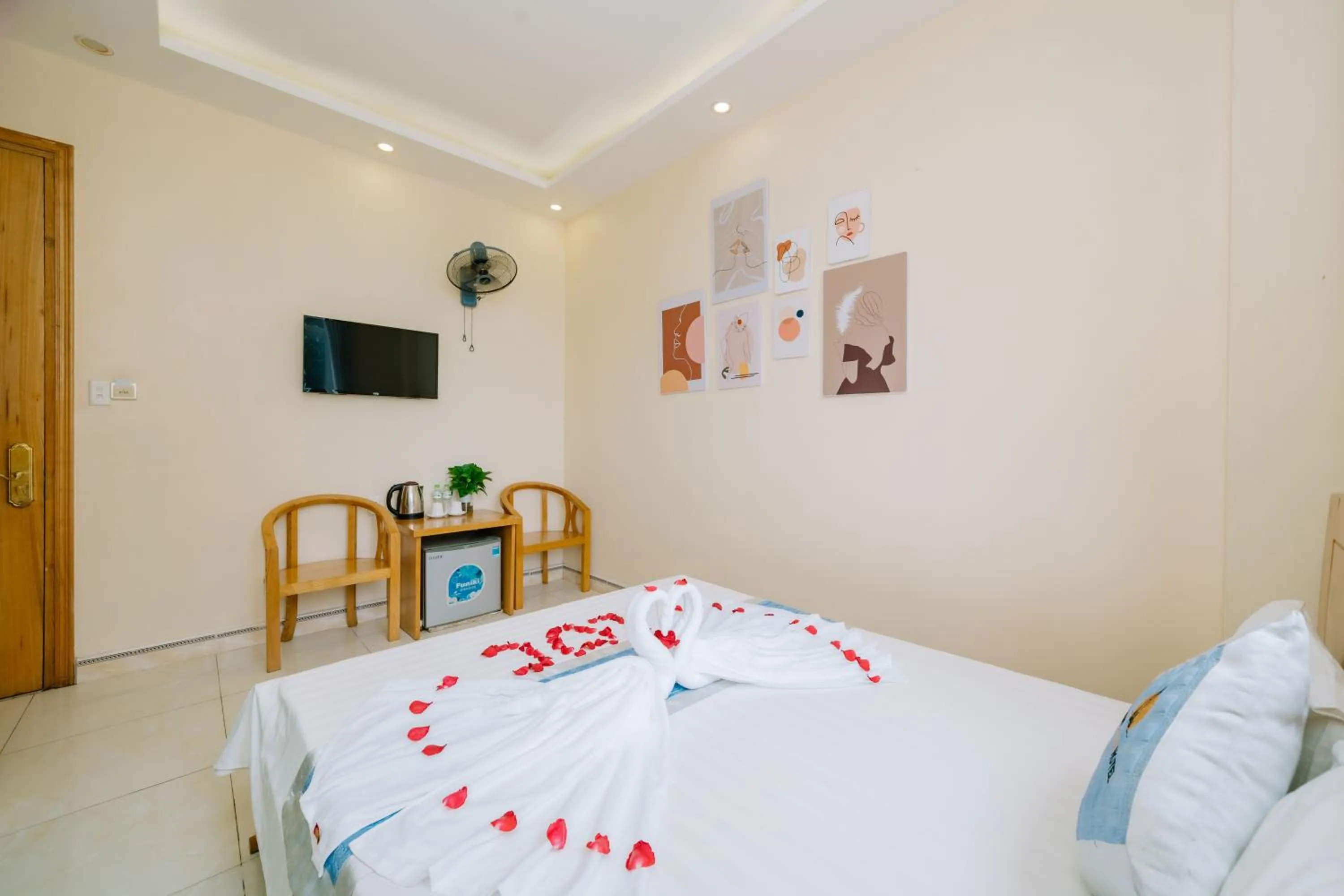 Lang Chai Metrpolis Cat Ba Hotel and Restaurant