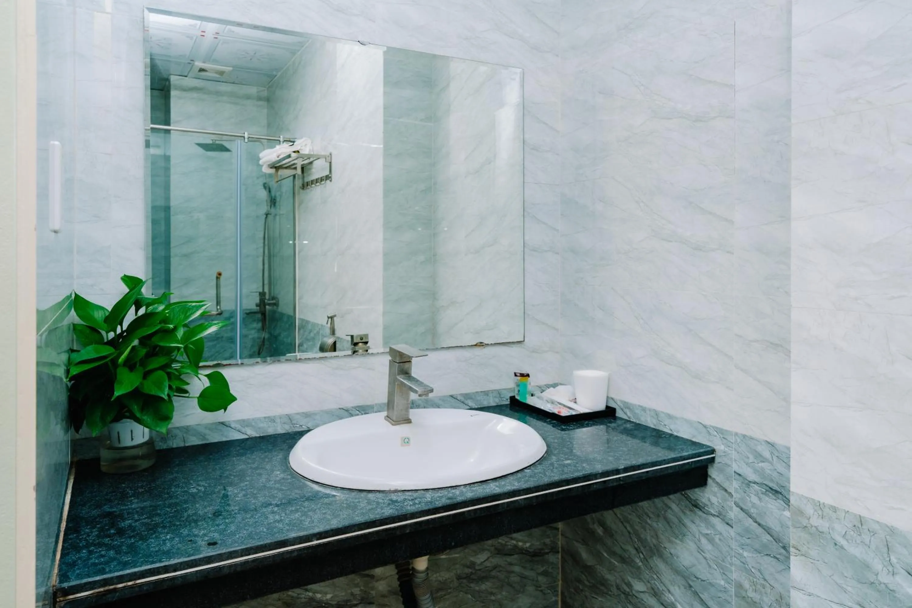 Lang Chai Metrpolis Cat Ba Hotel and Restaurant