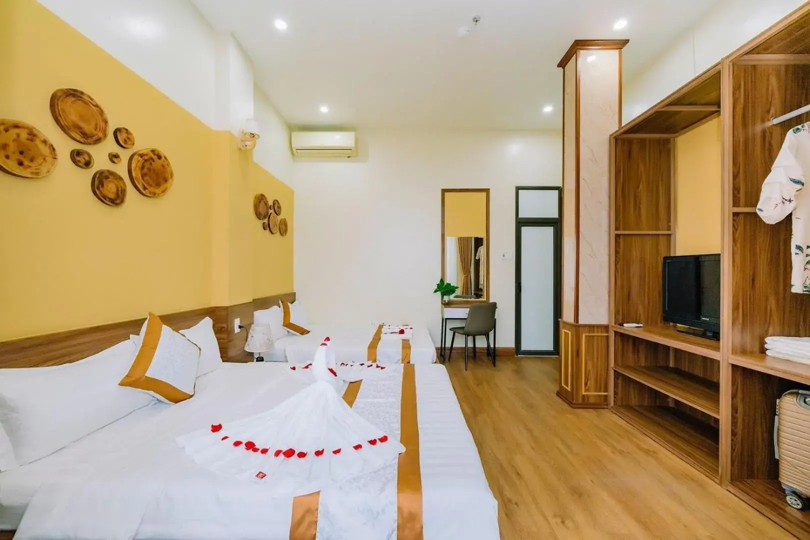 Standard Family Room in Lang Chai Metrpolis Cat Ba Hotel and Restaurant Standard Family Room in Lang Chai Metrpolis Cat Ba Hotel and Restaurant