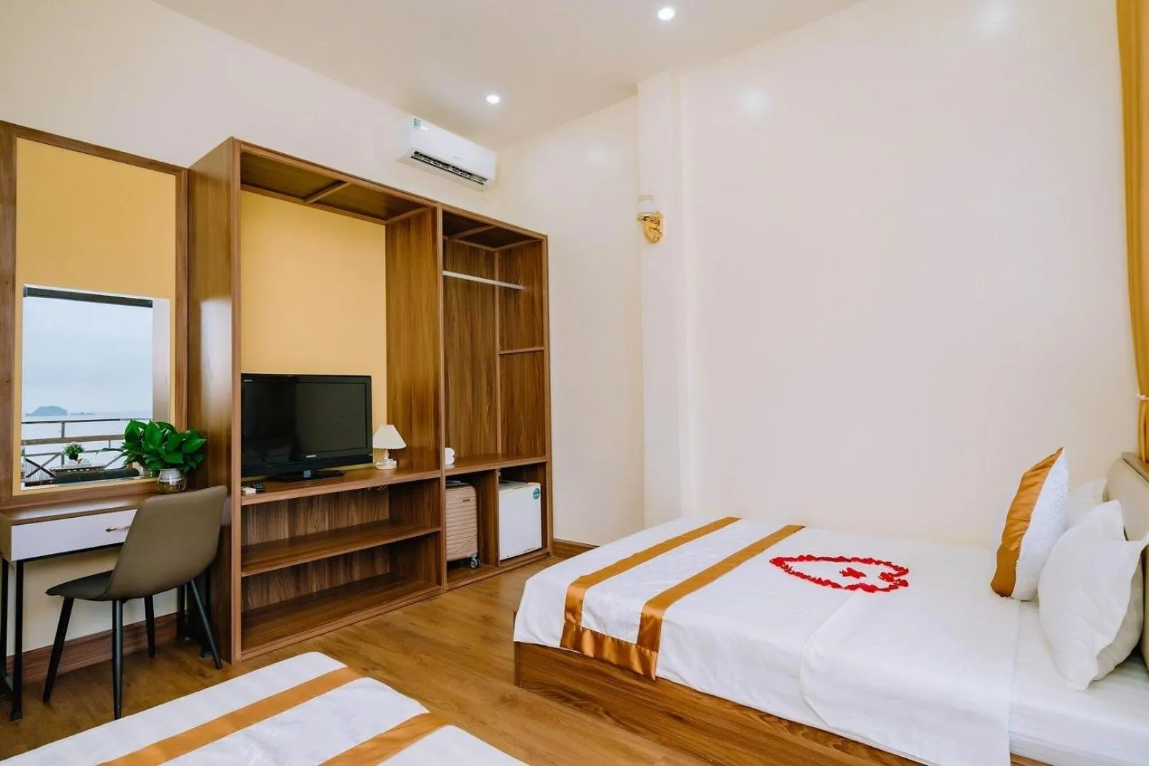 Lang Chai Metrpolis Cat Ba Hotel and Restaurant