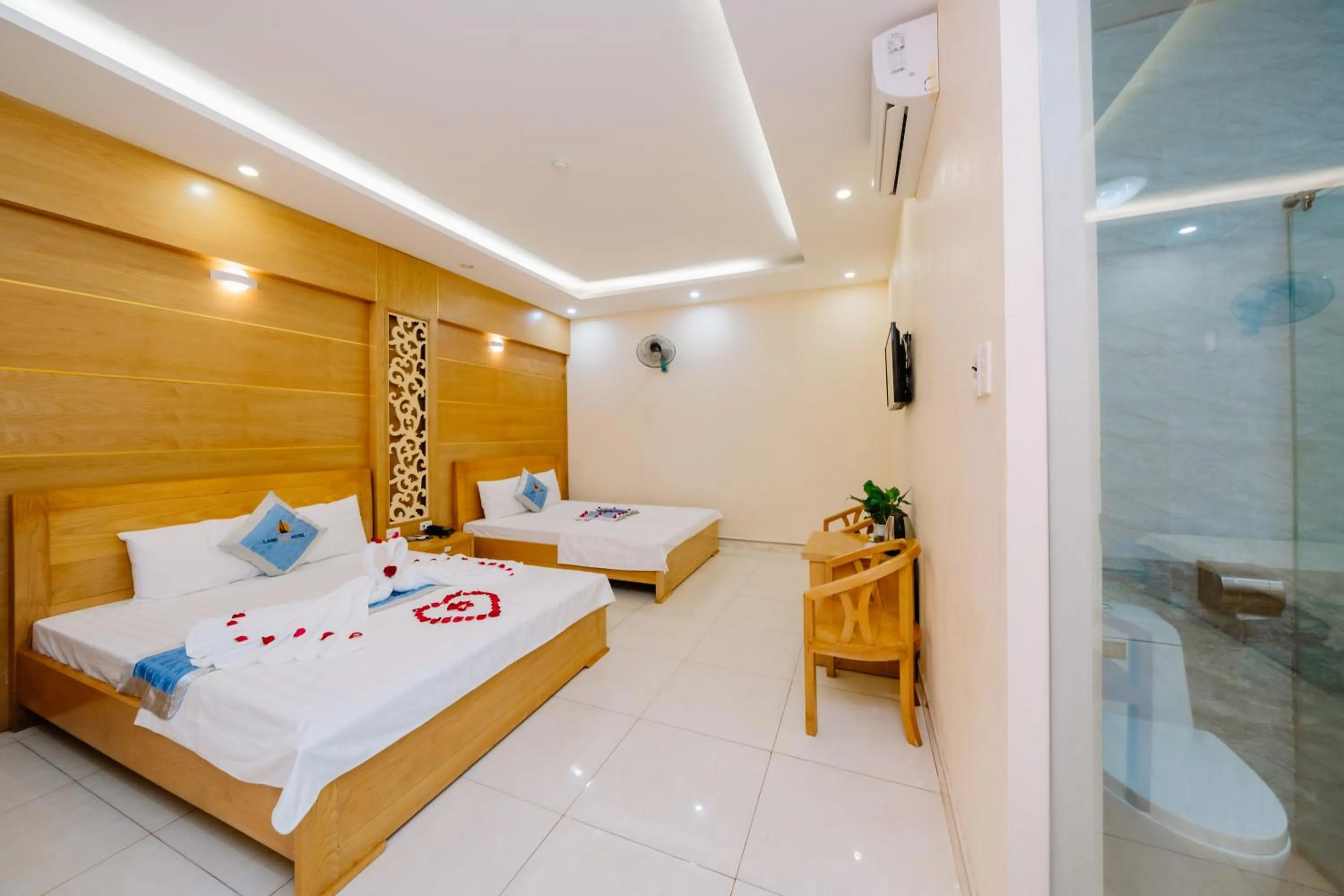 Lang Chai Metrpolis Cat Ba Hotel and Restaurant