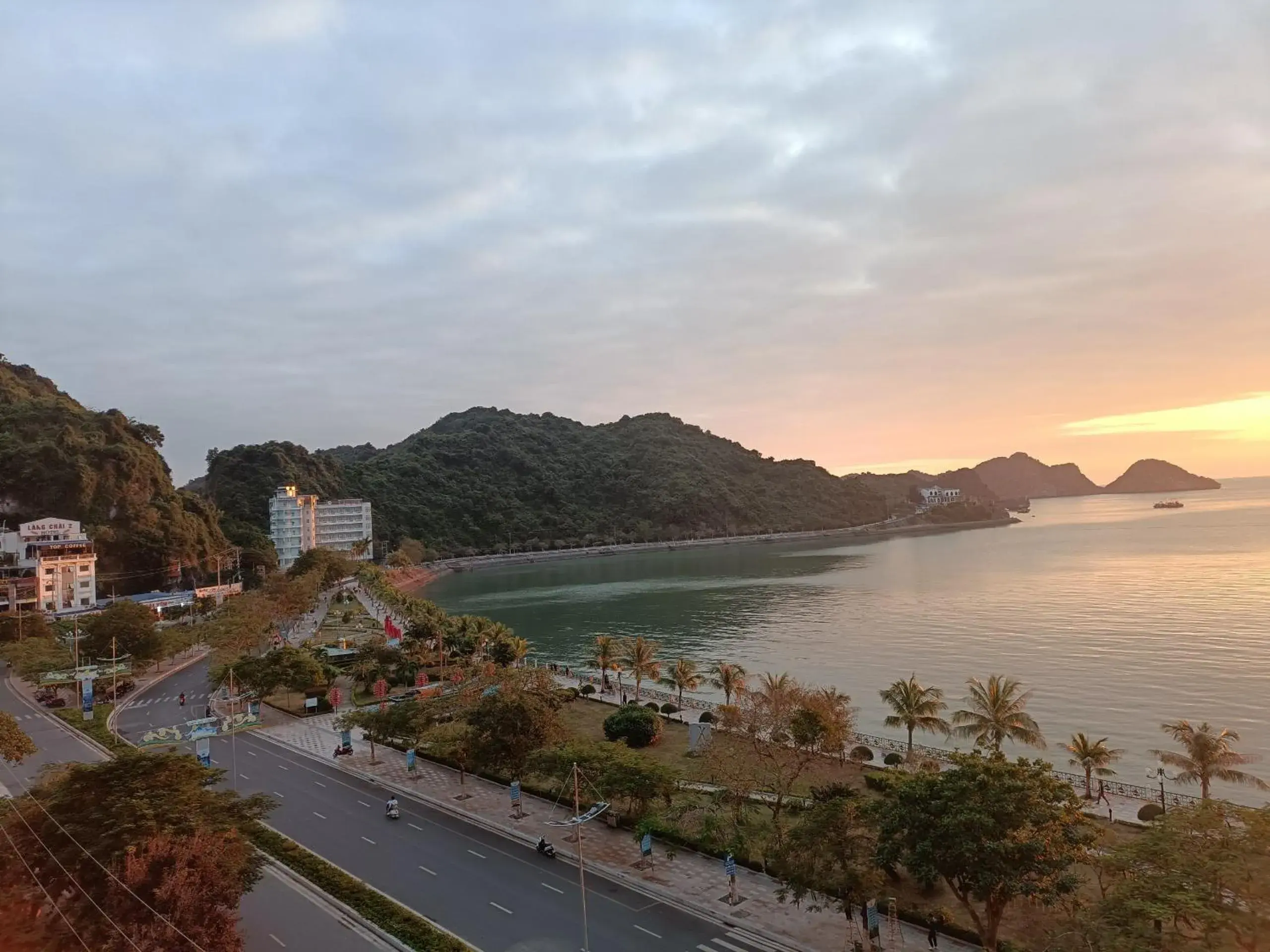 Double Room with Mountain View in Lang Chai Metrpolis Cat Ba Hotel and Restaurant Double Room with Mountain View in Lang Chai Metrpolis Cat Ba Hotel and Restaurant