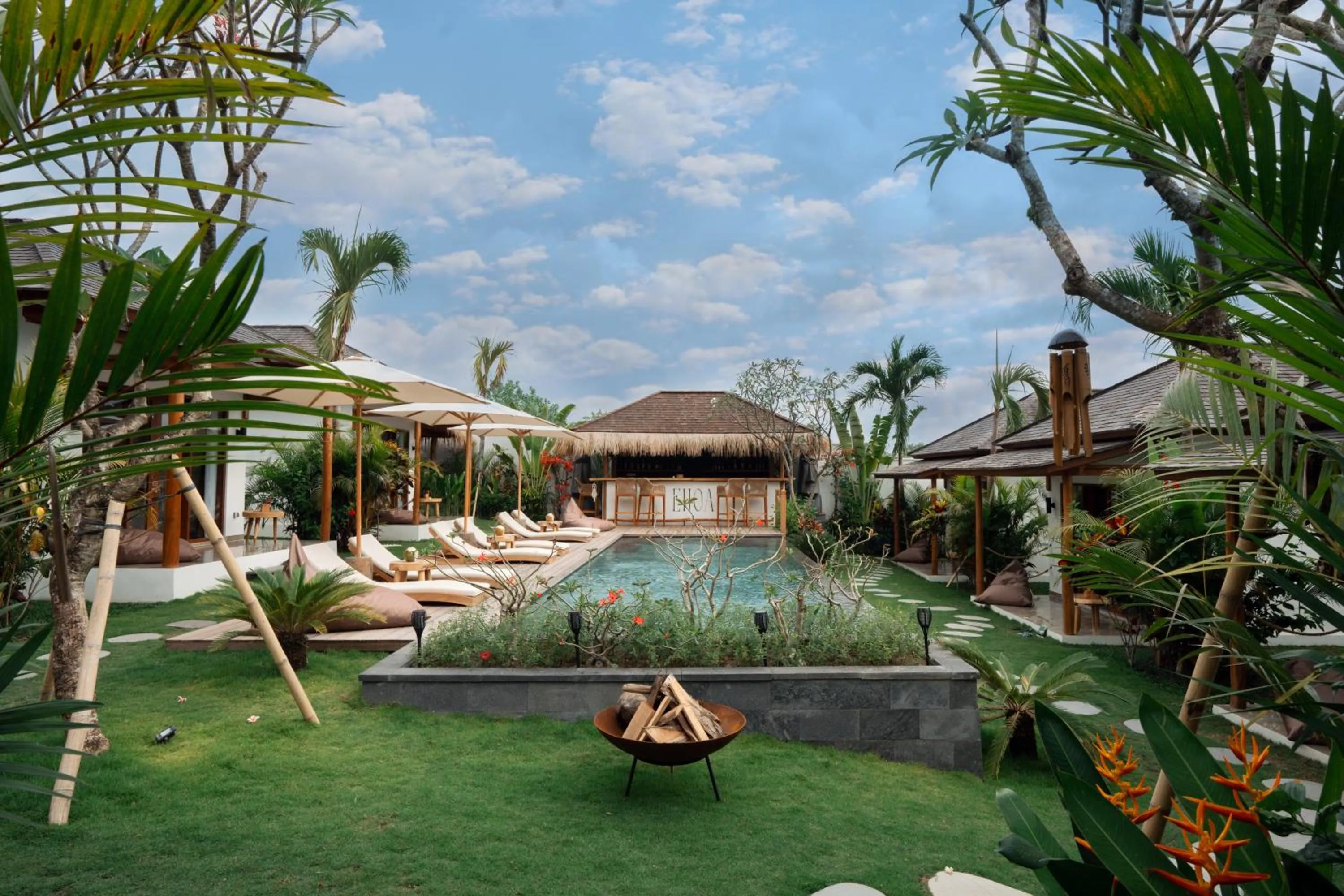 Day in EHOA NYANYI BEACH Boutique Hotel - In front of entrance to NUANU