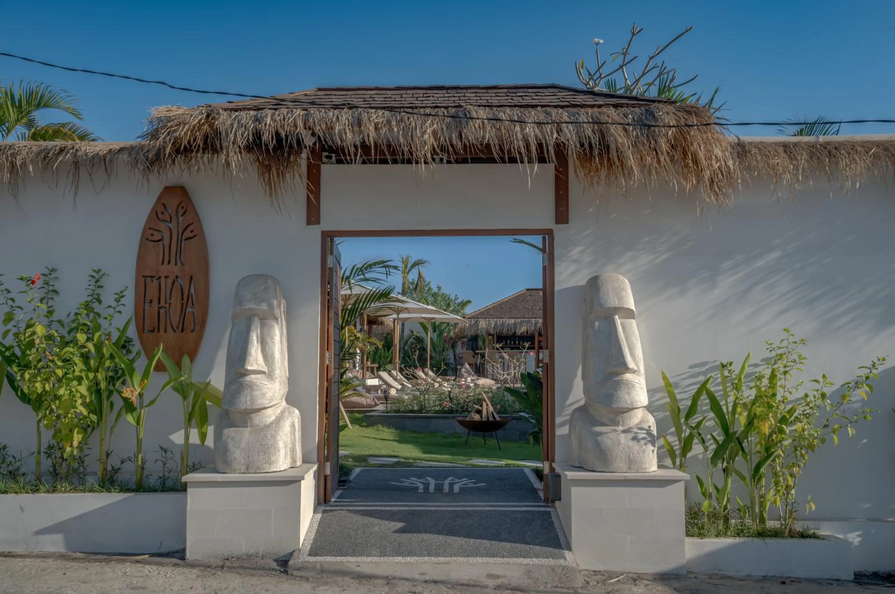 Property building in EHOA NYANYI BEACH Boutique Hotel - In front of entrance to NUANU