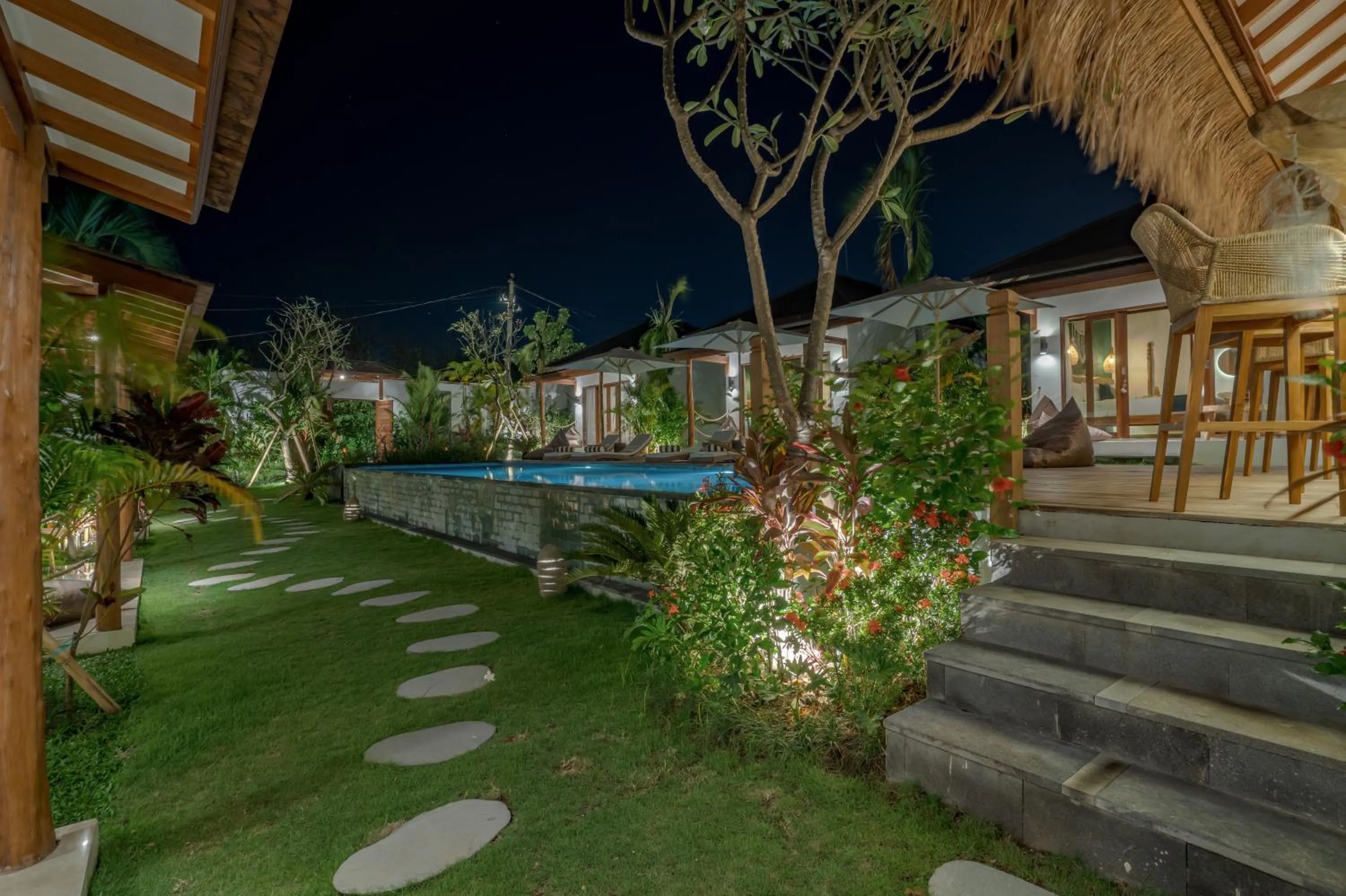 Garden in EHOA NYANYI BEACH Boutique Hotel - In front of entrance to NUANU