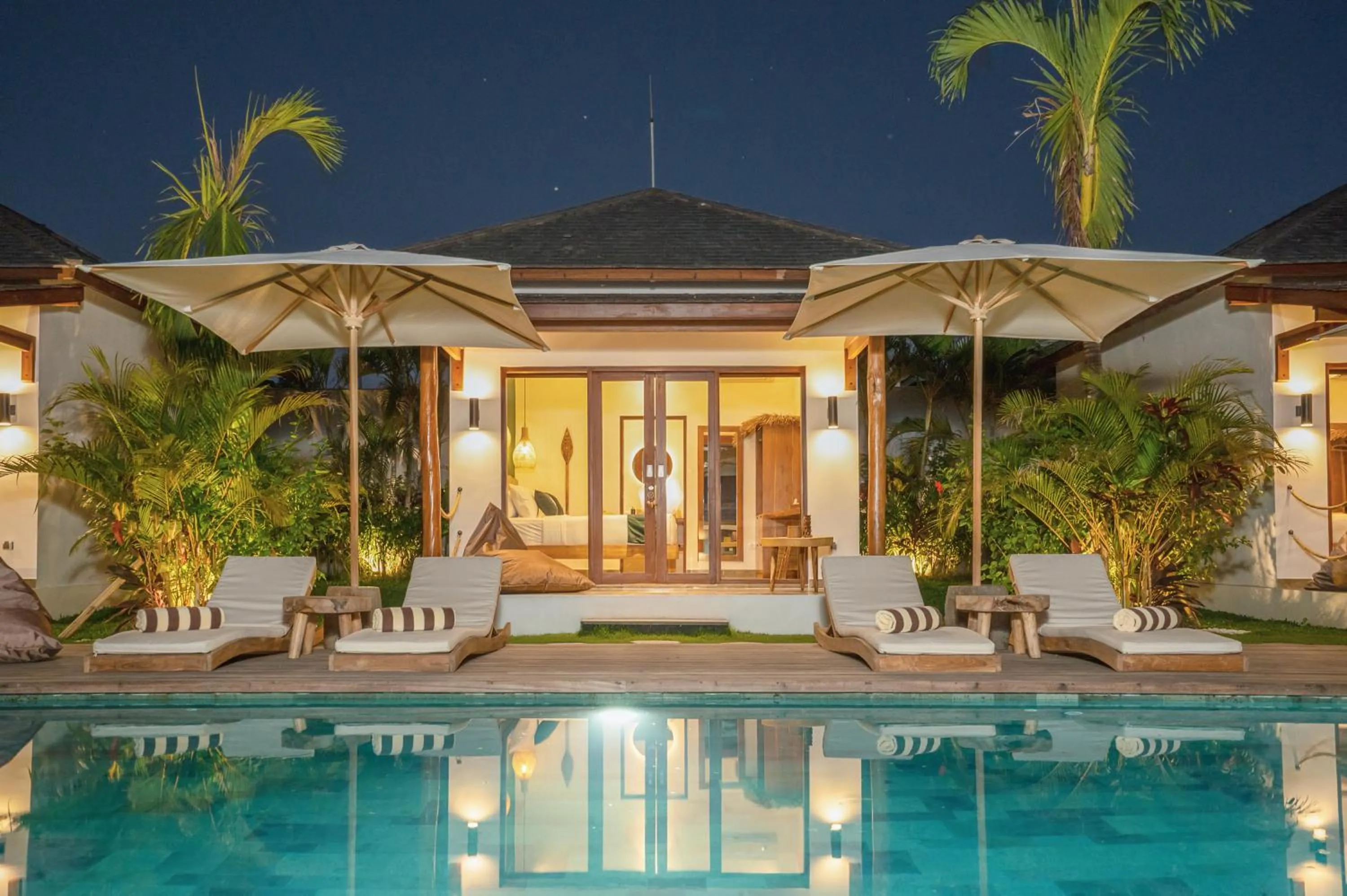 Night in EHOA NYANYI BEACH Boutique Hotel - In front of entrance to NUANU