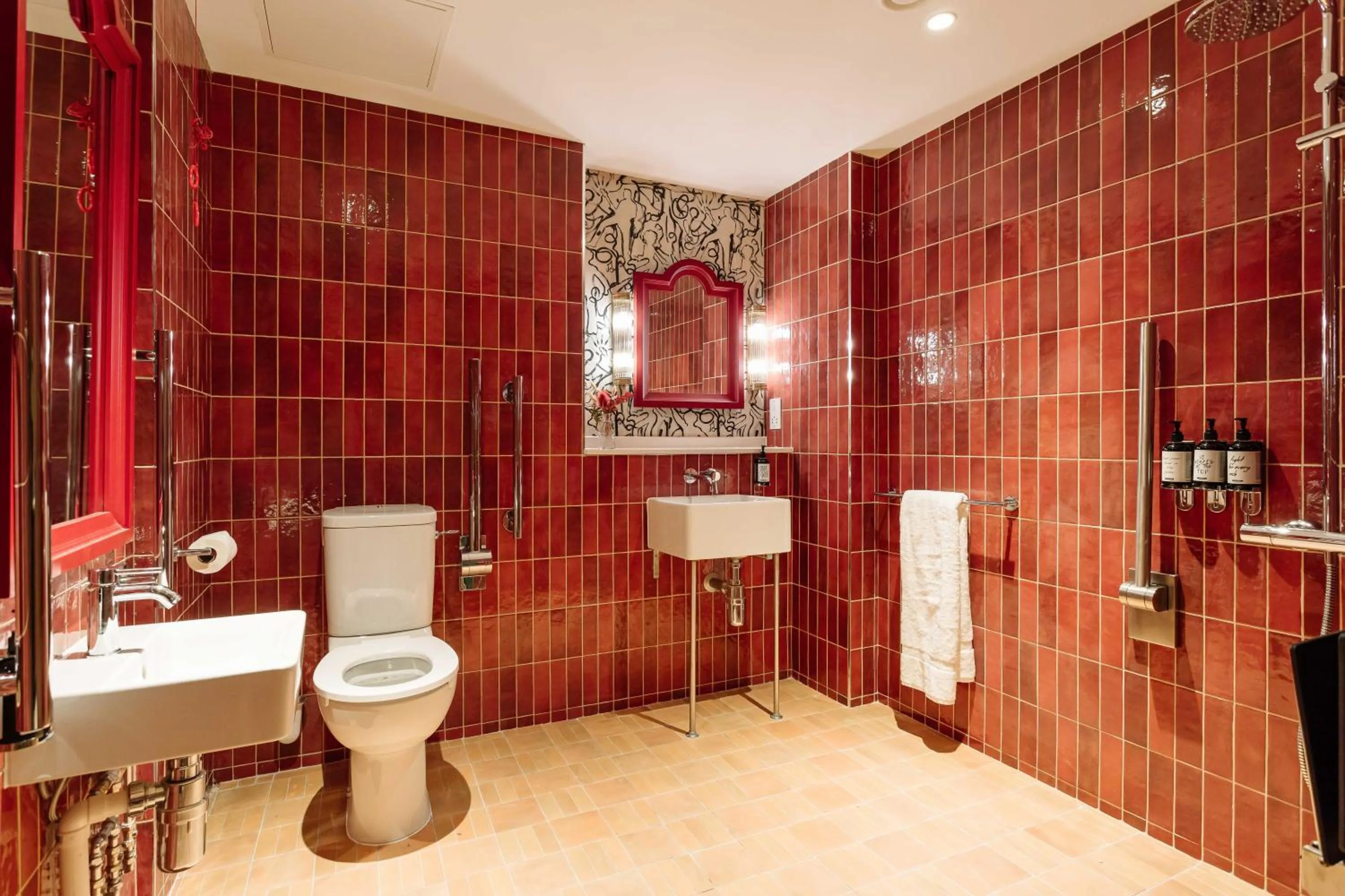 Bathroom in room2 Belfast Hometel