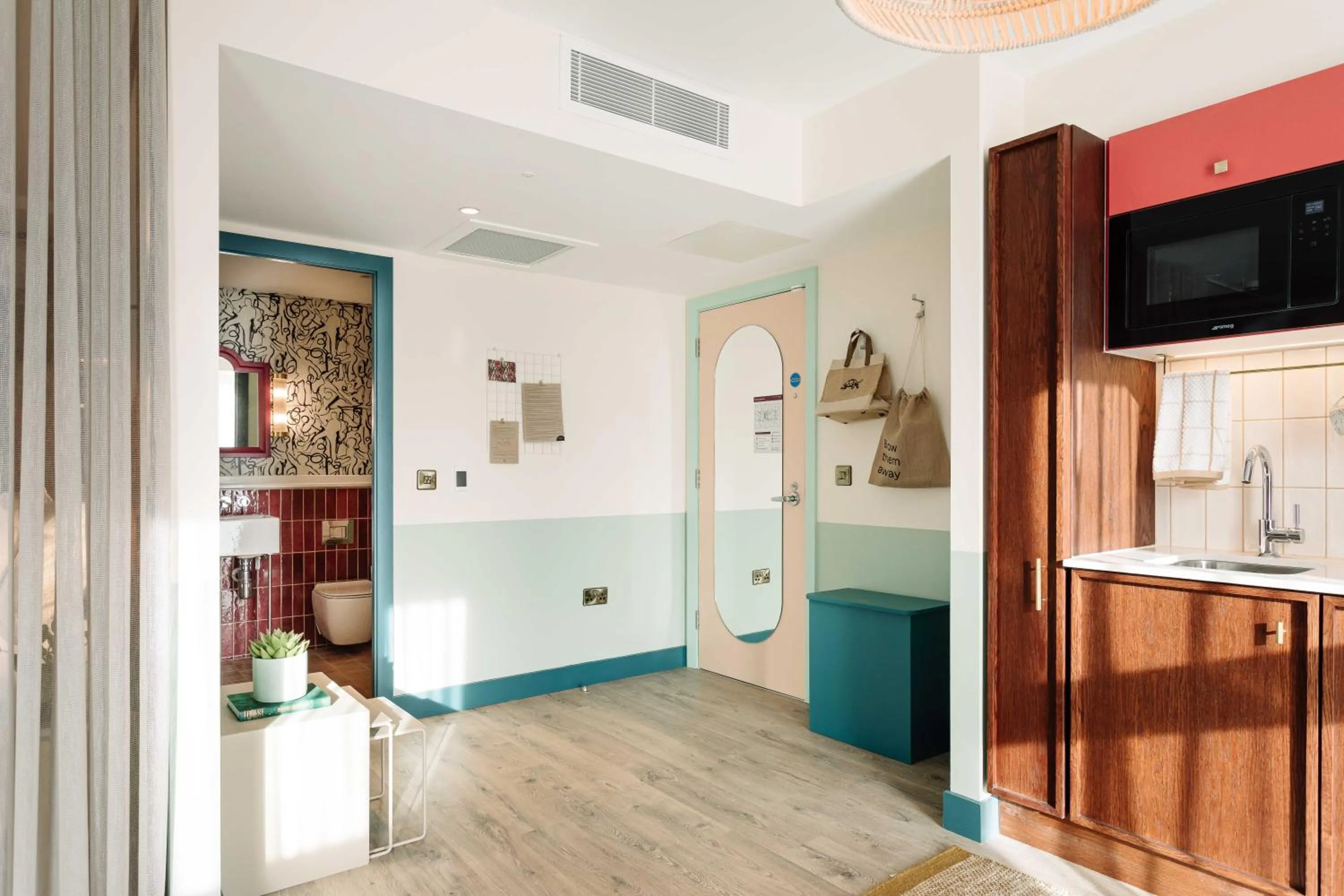 Kitchen or kitchenette in room2 Belfast Hometel