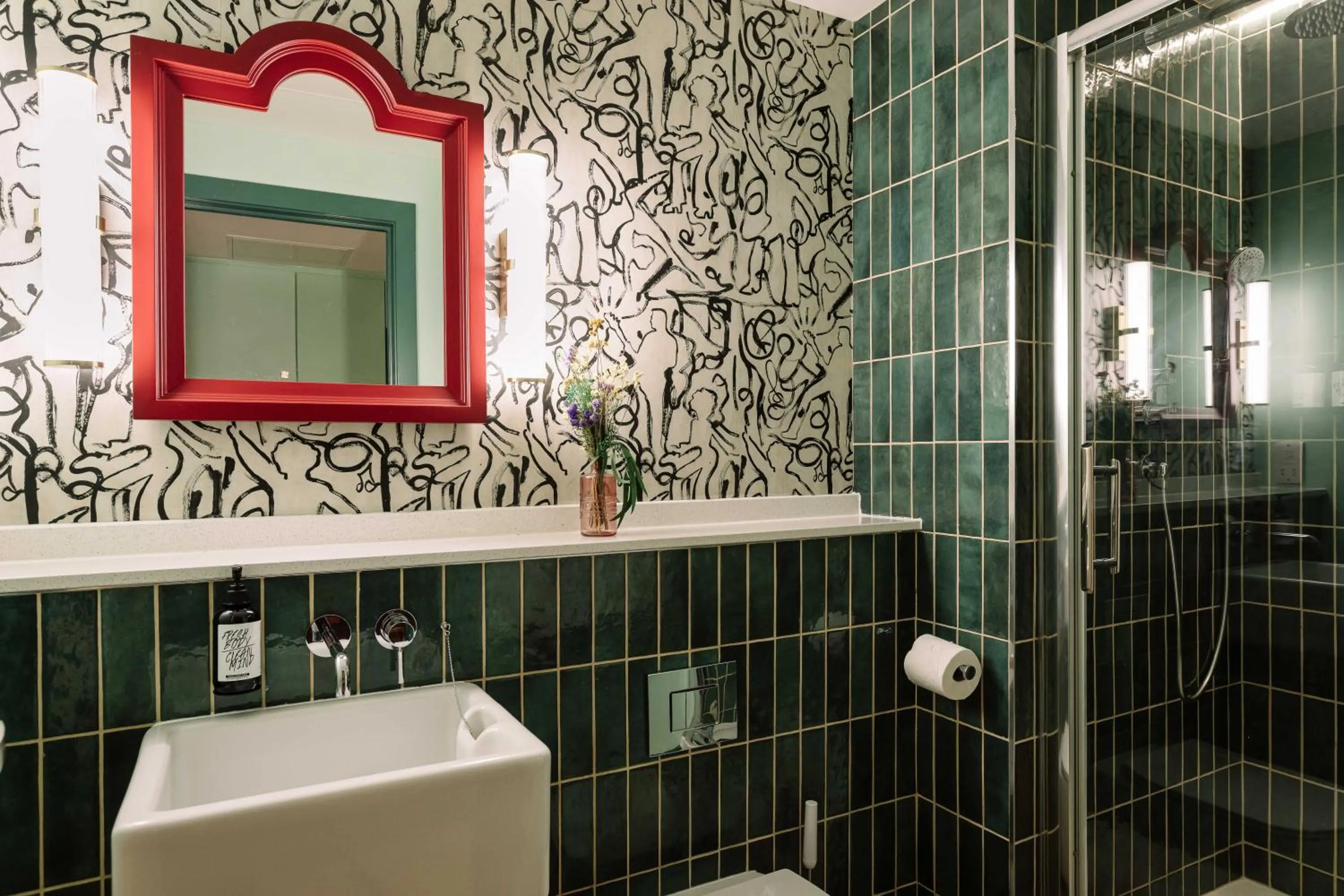 Bathroom in room2 Belfast Hometel