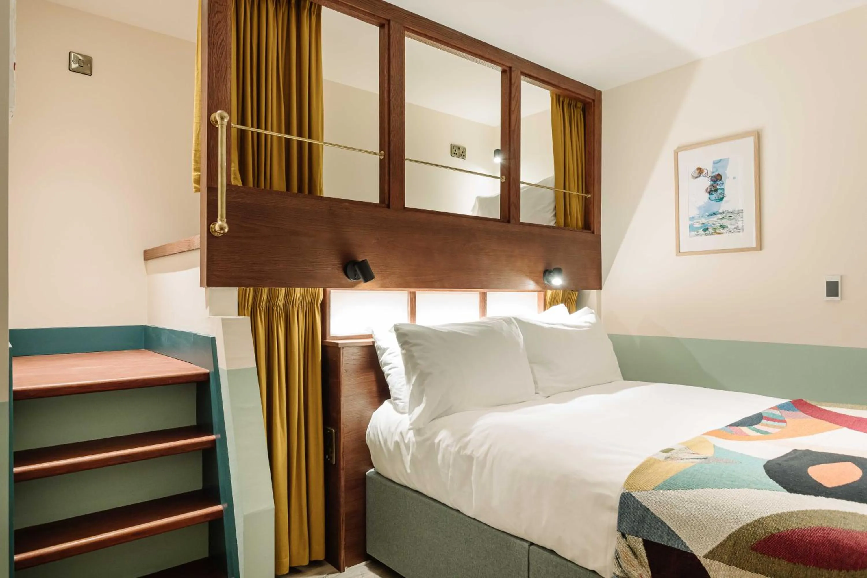 Bed in room2 Belfast Hometel