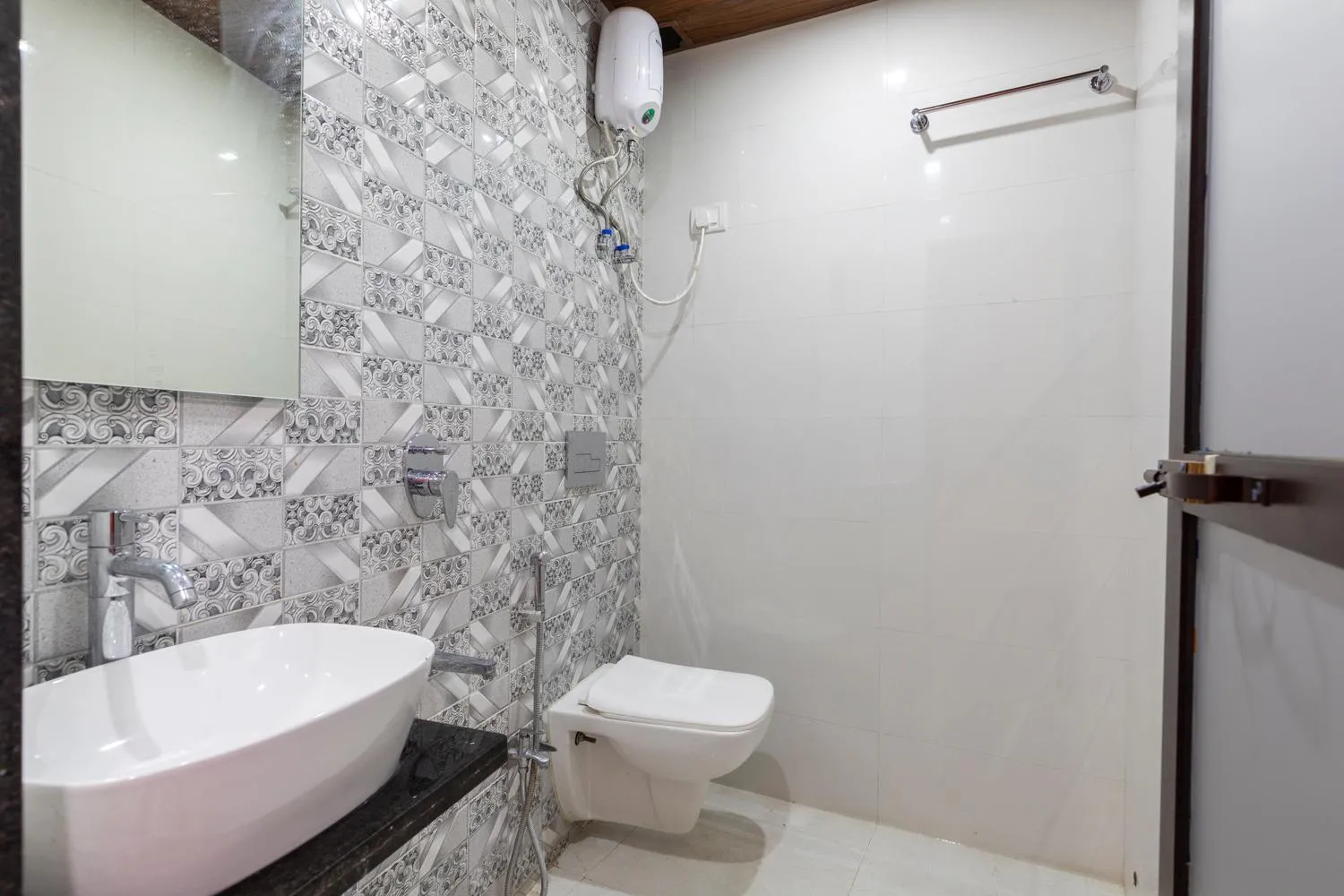 Shower in Hotel Samrat Palace