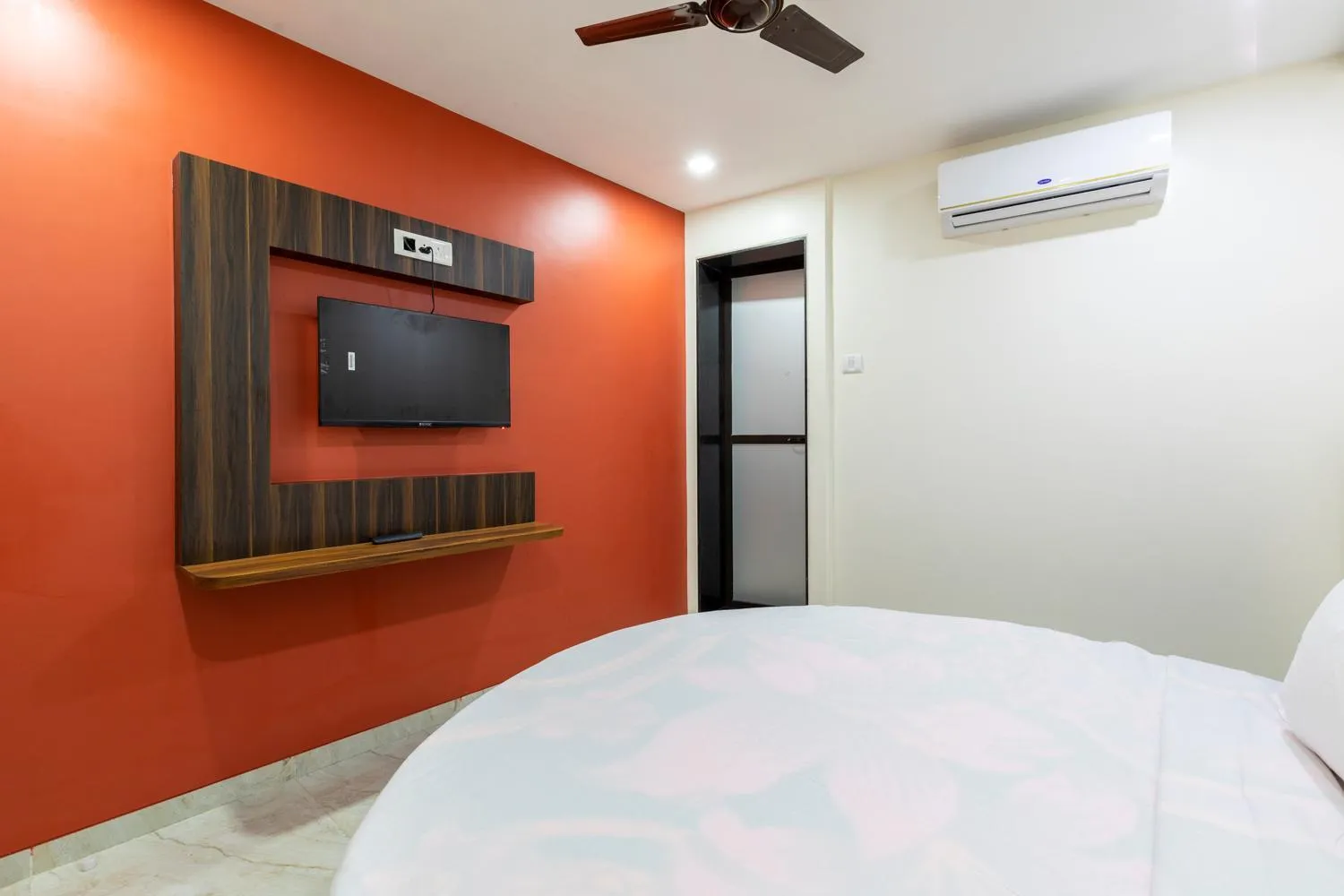 Communal lounge/ TV room, Bed in Hotel Samrat Palace