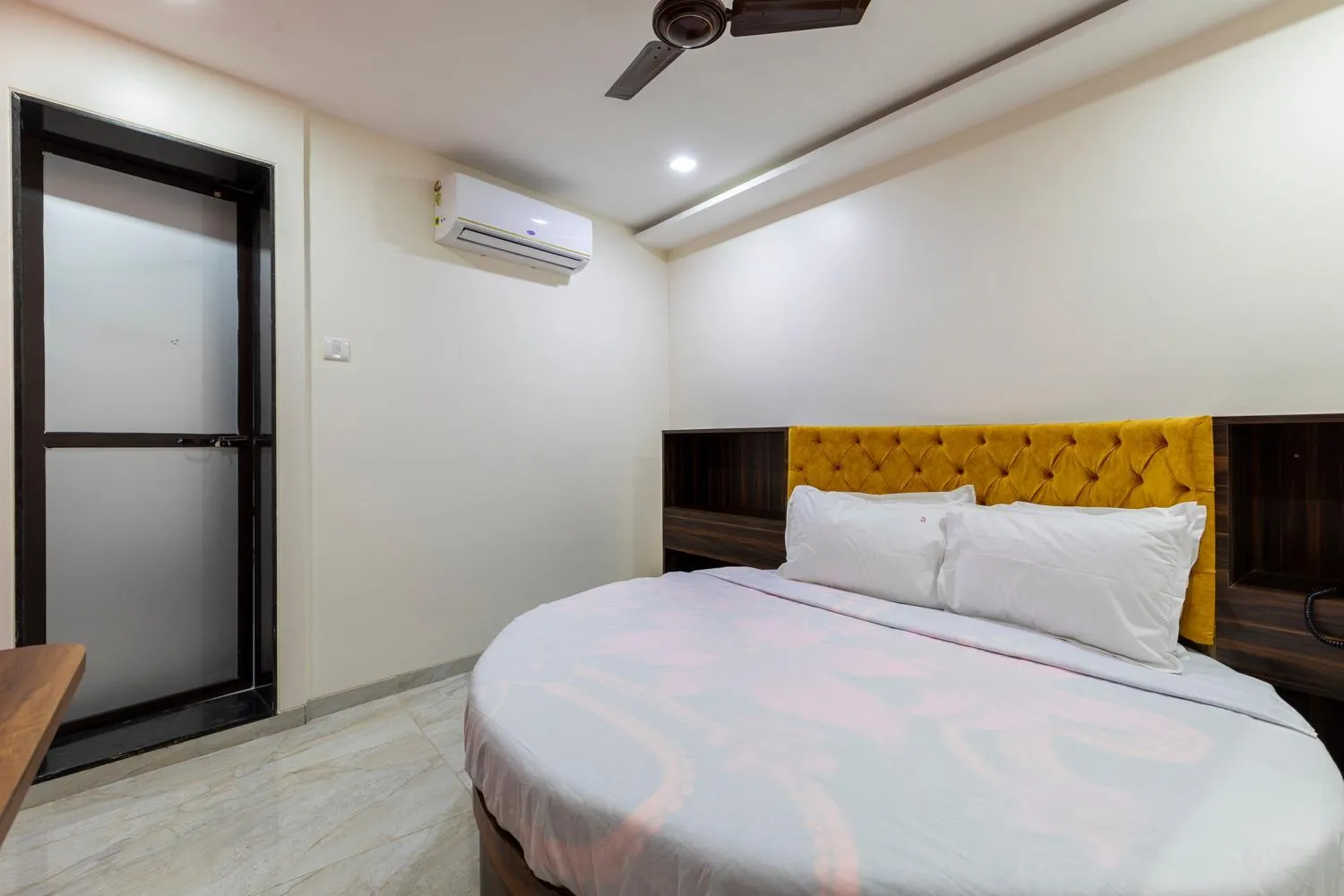 Bed in Hotel Samrat Palace