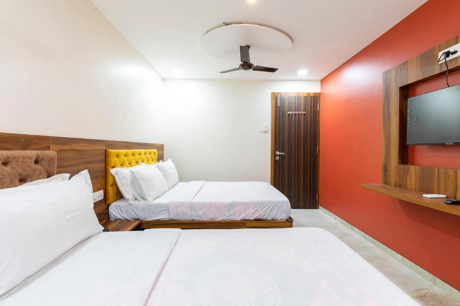 Communal lounge/ TV room, Bed in Hotel Samrat Palace