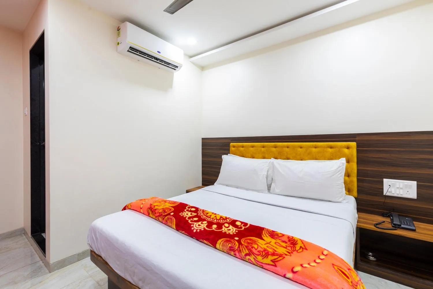 Bed in Hotel Samrat Palace